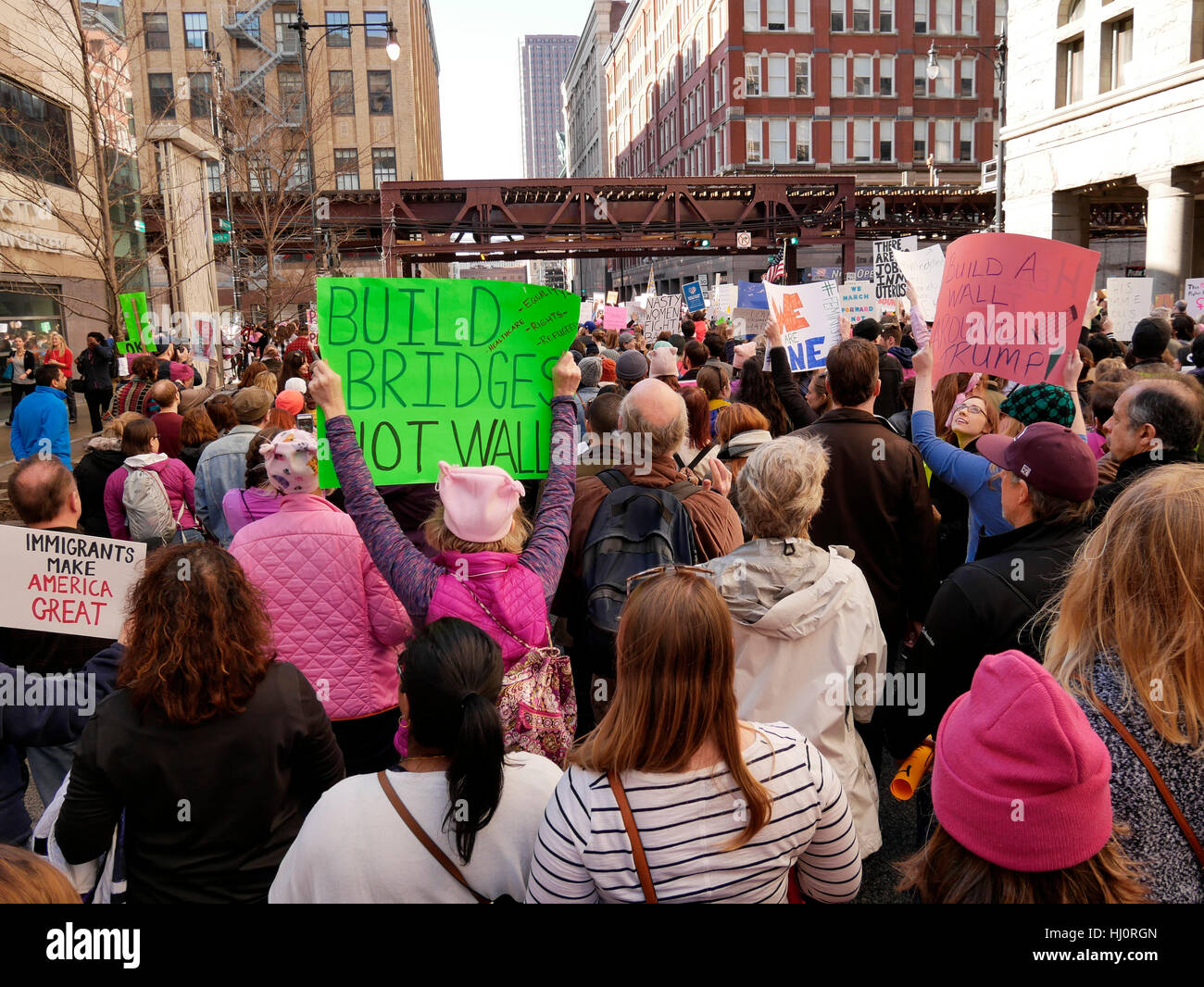 Chicago, Illinois, USA. 21 Jan, 2017. Des milliers de femmes et d'hommes ont convergé vers le centre-ville de Chicago aujourd'hui en protestation de l'atout de Donald devient le 45e président des États-Unis. Credit : Todd Bannor/Alamy Live News Banque D'Images