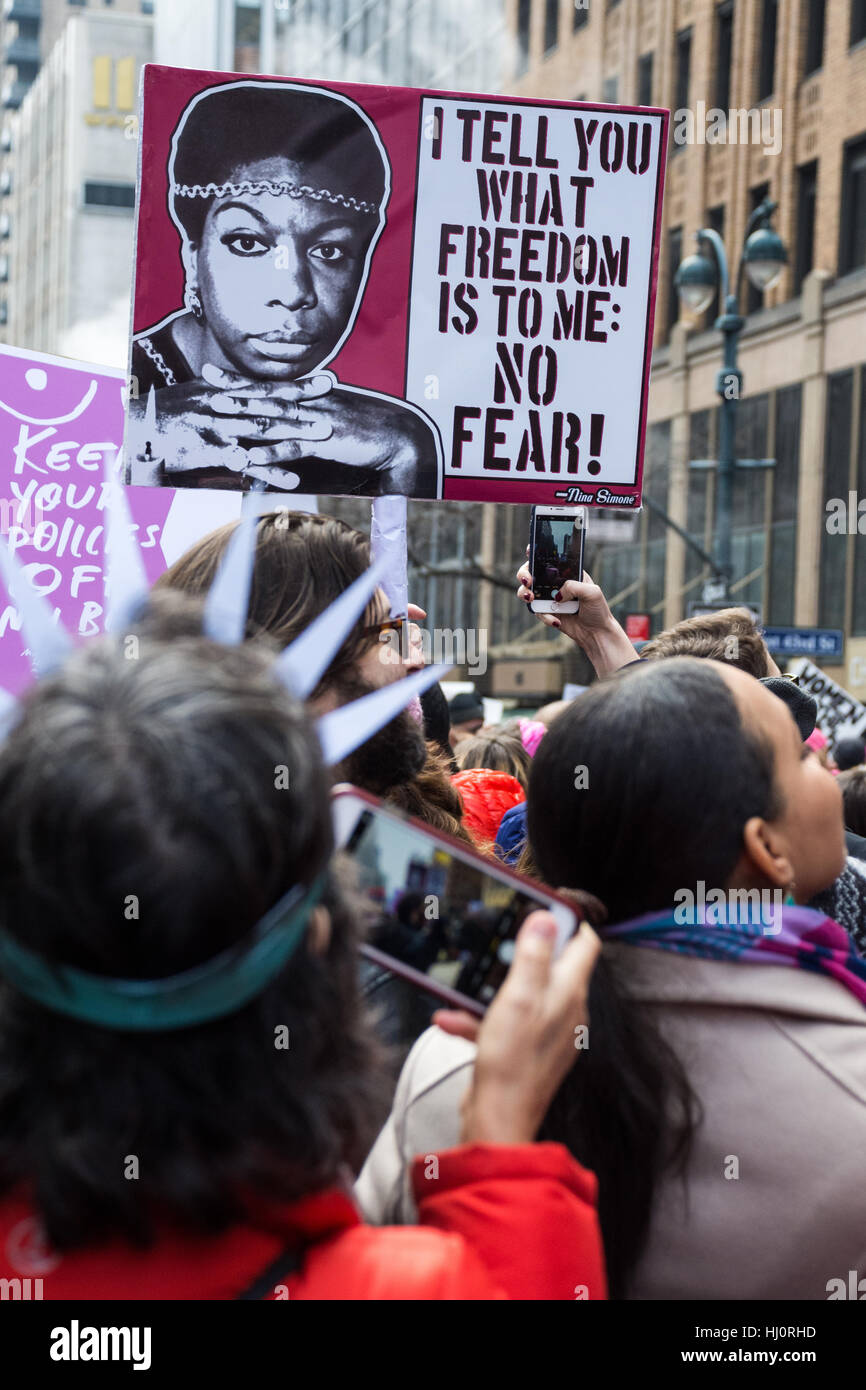 New York, NY, USA. 21 janvier 2017. Marche des femmes à New York. Un manifestant porte un panneau indiquant une citation de Nina Simone au cours de la marche. Crédit : Matthieu Cherchio/Alamy Live News Banque D'Images