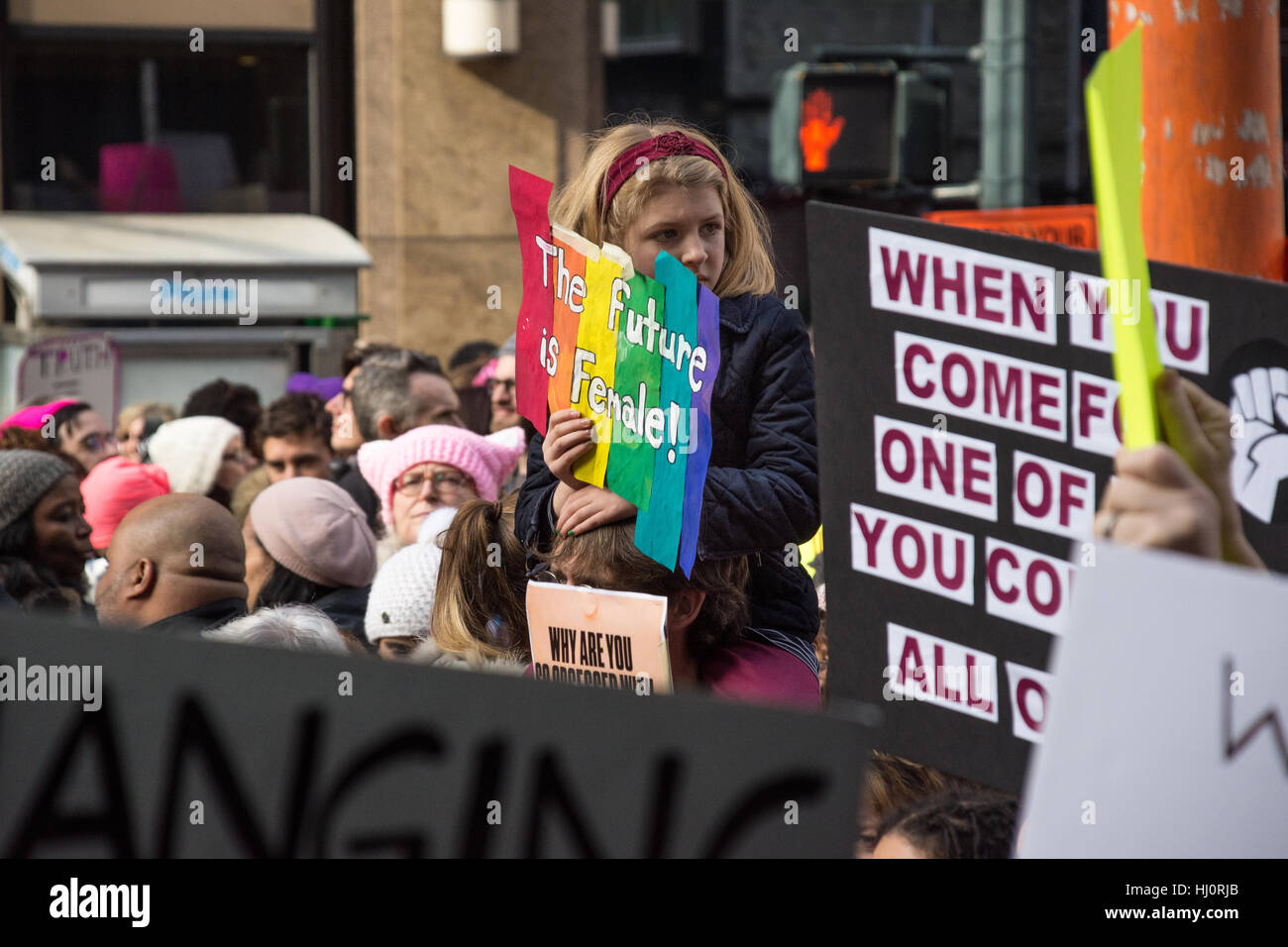 New York, NY, USA. 21 janvier 2017. Marche des femmes à New York. Une jeune fille porte une couleur arc-en-ciel "l'avenir est féminin' et regarde dans la foule pendant la marche. Crédit : Matthieu Cherchio/Alamy Live News Banque D'Images