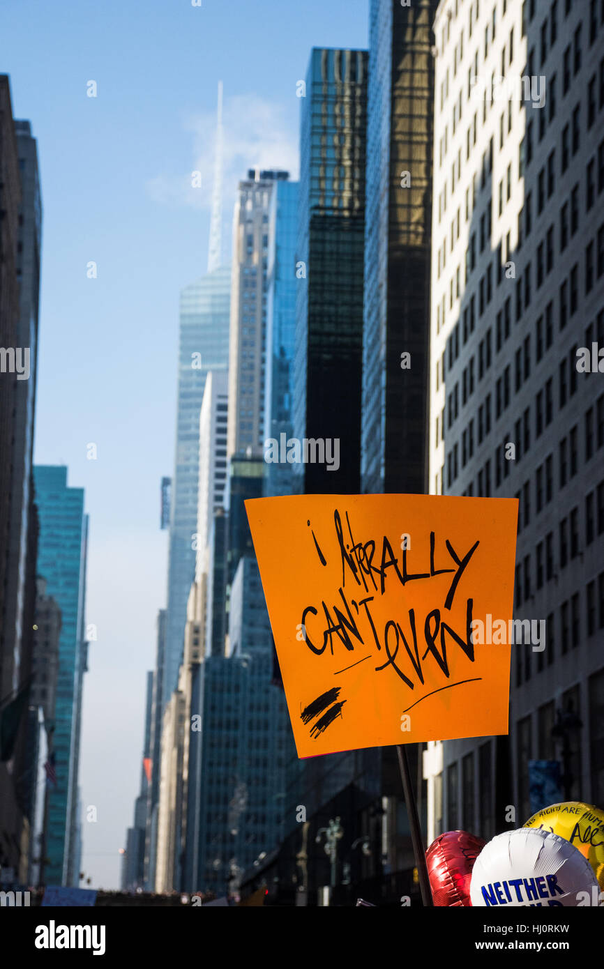 New York, NY, USA. 21 janvier 2017. Marche des femmes à New York. Un manifestant porte un écriteau "Je ne peux pas même littéralement' comme la marche se déplace vers le bas 42e St. Crédit : Matthieu Cherchio/Alamy Live News Banque D'Images