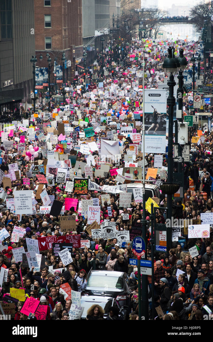 New York, NY, USA. 21 janvier 2017. Marche des femmes à New York. Une foule s'étend vers le bas 42e st mars le long de la route. Crédit : Matthieu Cherchio/Alamy Live News Banque D'Images