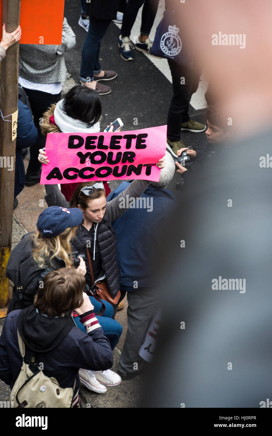 New York, NY, USA. 21 janvier 2017. Marche des femmes à New York. Un manifestant dans la rue ci-dessous porte un écriteau "supprimer votre compte". Crédit : Matthieu Cherchio/Alamy Live News Banque D'Images