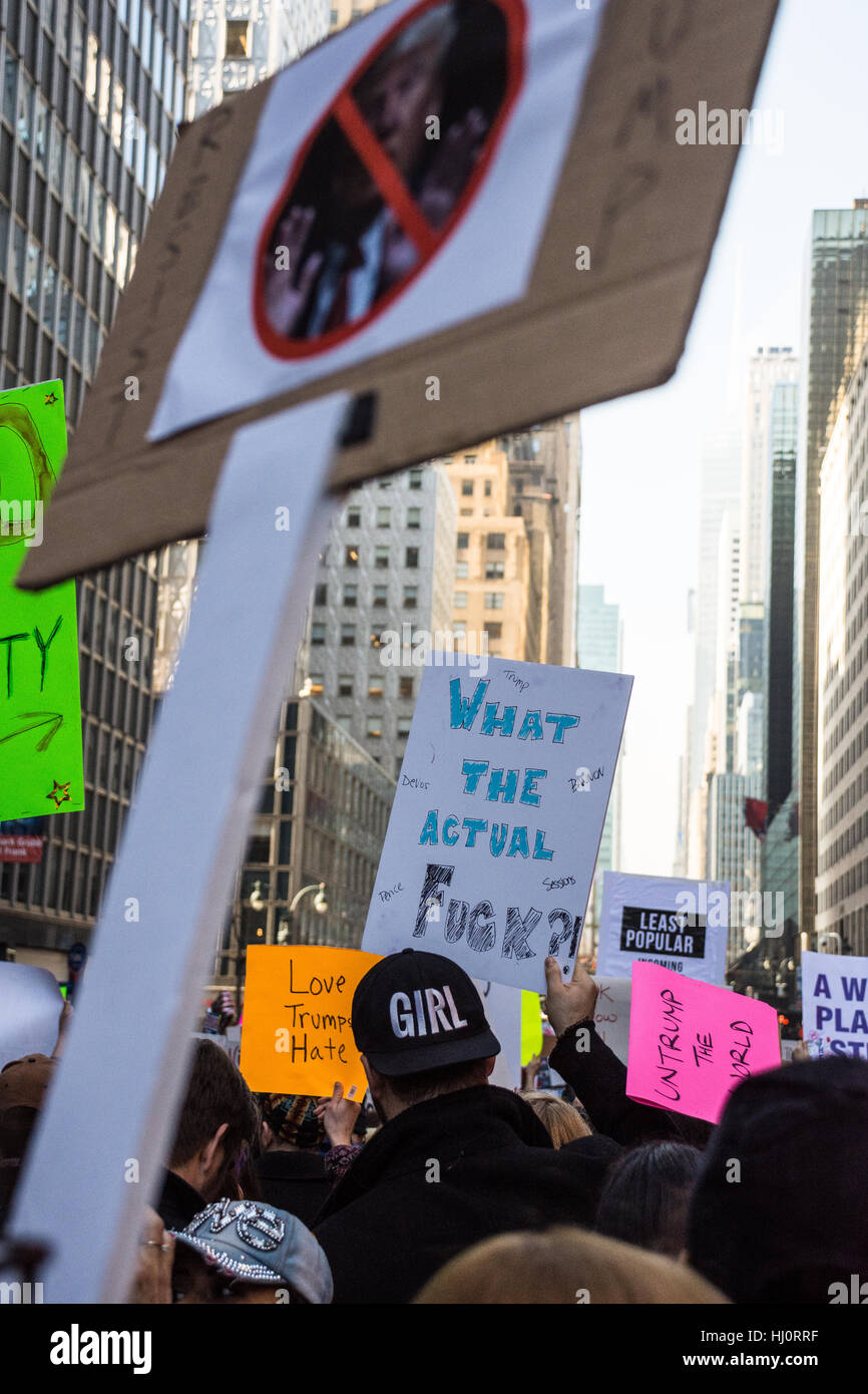 New York, NY, USA. 21 janvier 2017. Marche des femmes à New York. Un manifestant porte un signe exprimant son indignation au cours de la marche. Crédit : Matthieu Cherchio/Alamy Live News Banque D'Images