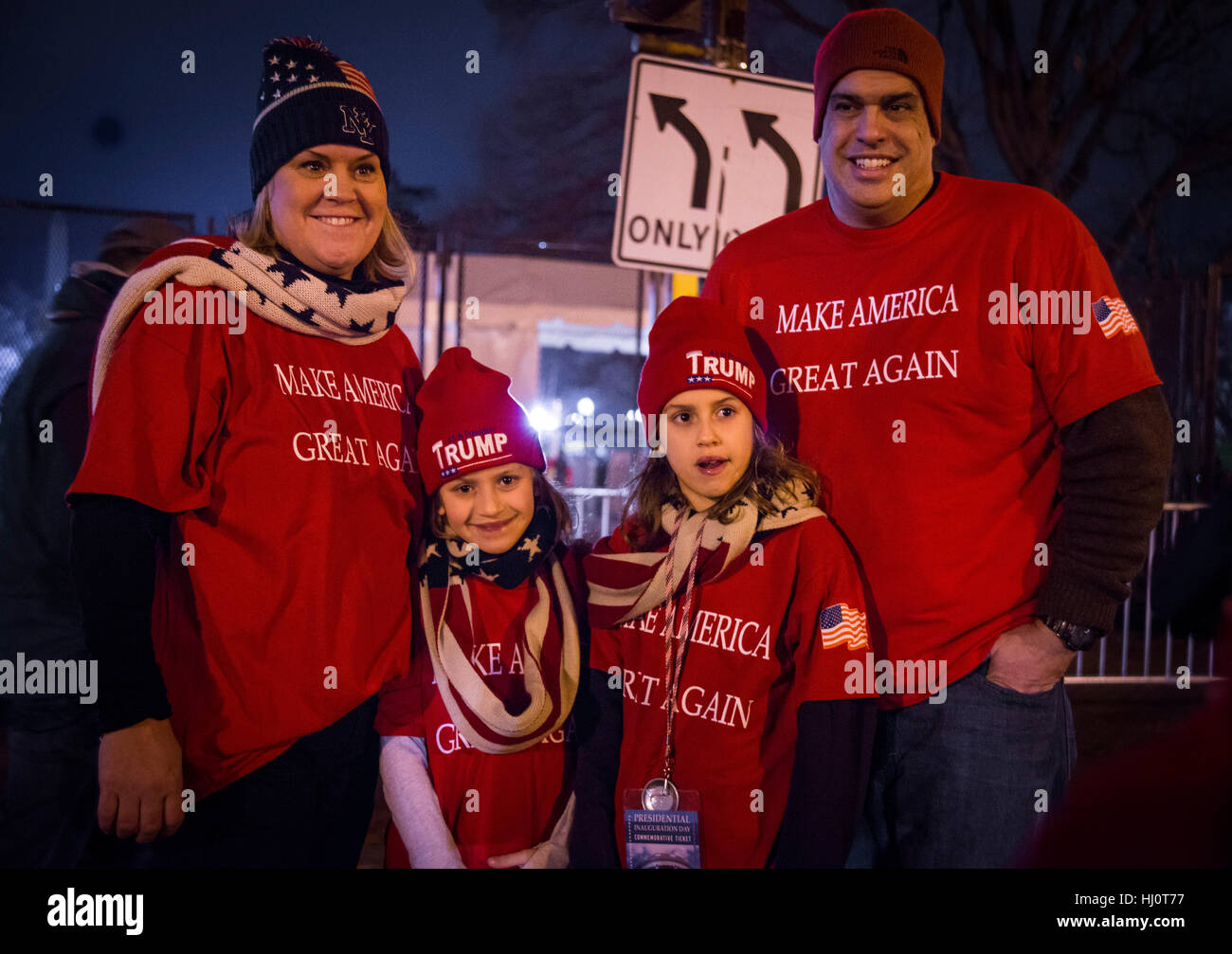 Les partisans d'Atout regardant défilé inaugural sur CNN live feed en attendant le cortège présidentiel de passer. Jan 20. 2016. Washington DC. Banque D'Images
