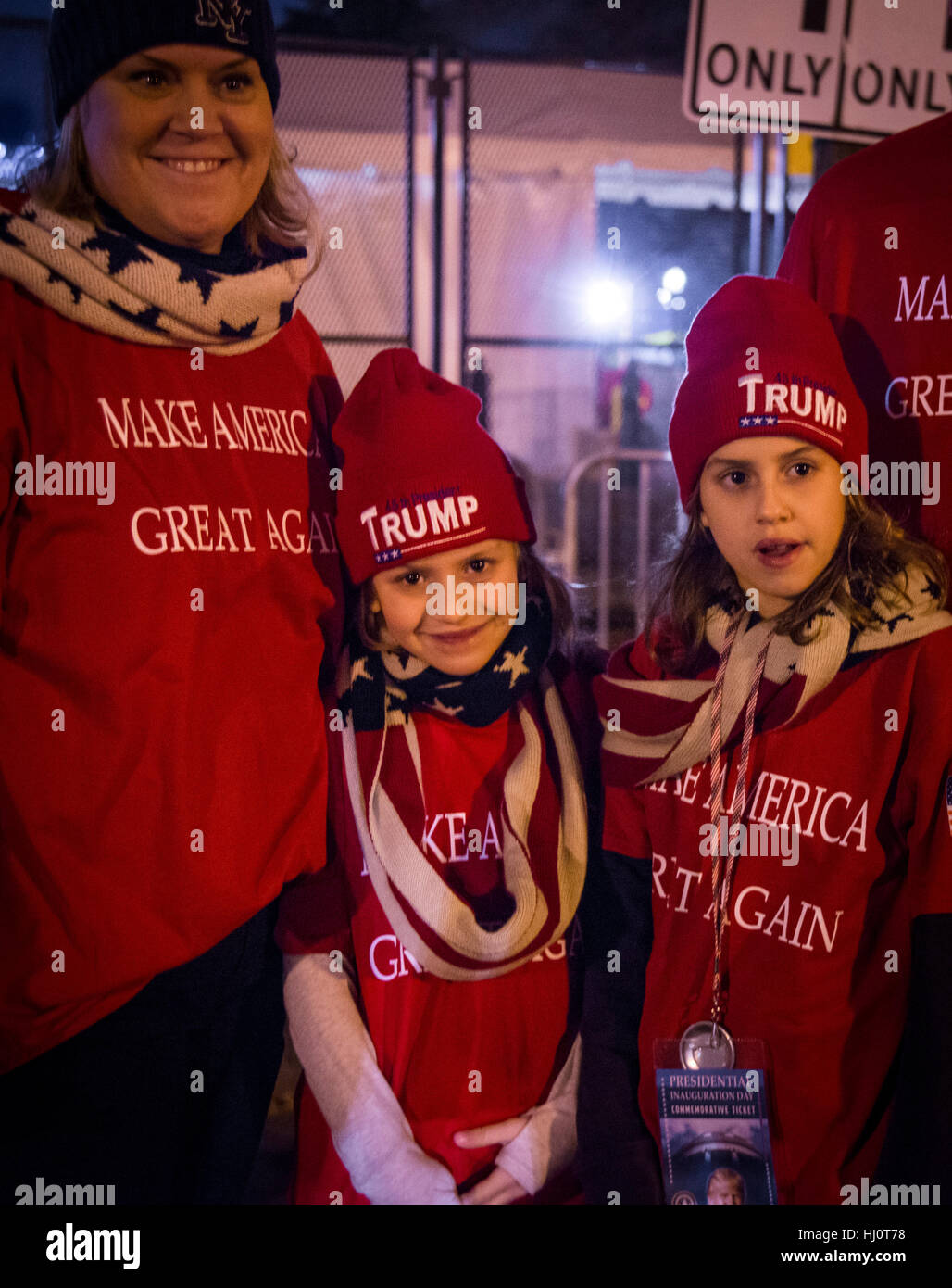 Une famille qui soutient Donald Trump, le nouveau président élu, par la Maison Blanche. Trump devient le 45e président des États-Unis le 20 janvier 2017. Banque D'Images