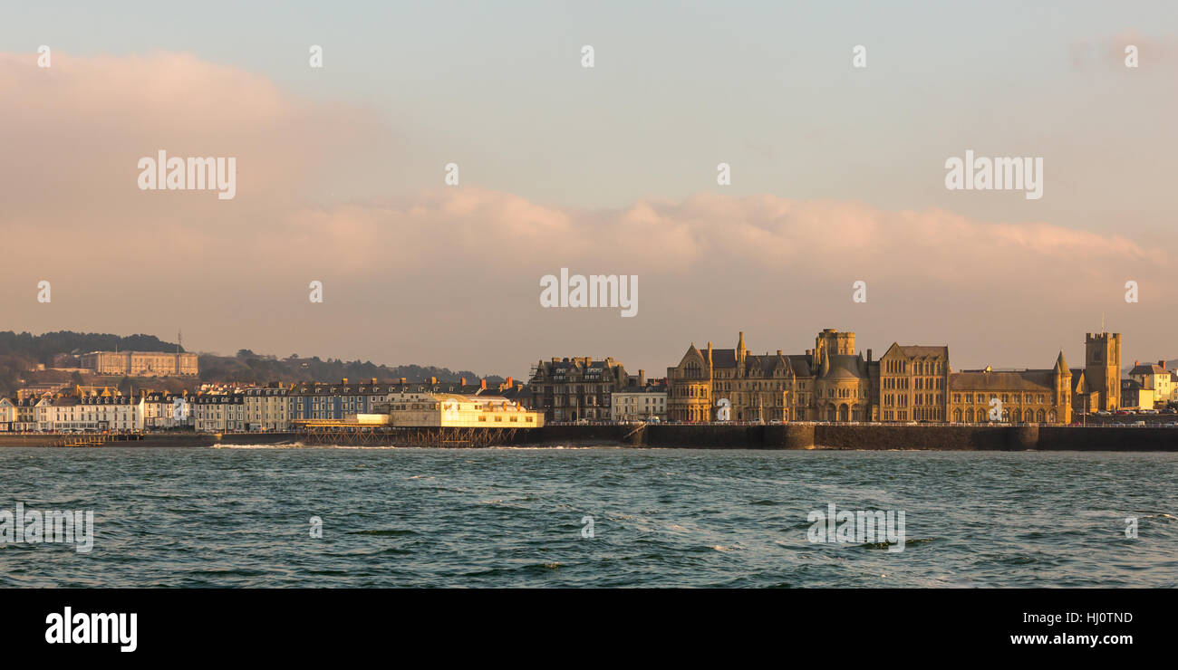 Aberystwyth, Ceredigion, pays de Galles, Royaume-Uni. 21 janvier 2017 UK Weather : Beaucoup de gens et de profiter du temps calme au coucher du soleil à Aberystwyth, après une journée ensoleillée. © Ian Jones/Alamy Live News Banque D'Images