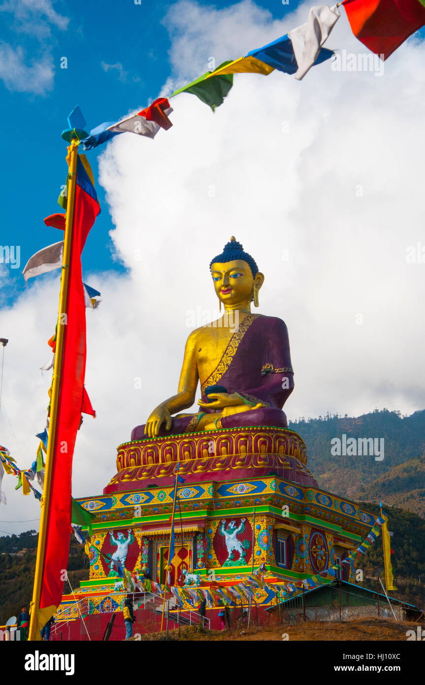 Bouddha Doré commandant une colline au-dessus de la frontière près de Tawang etudes, de l'Arunachal Pradesh, Inde du nord-est Banque D'Images