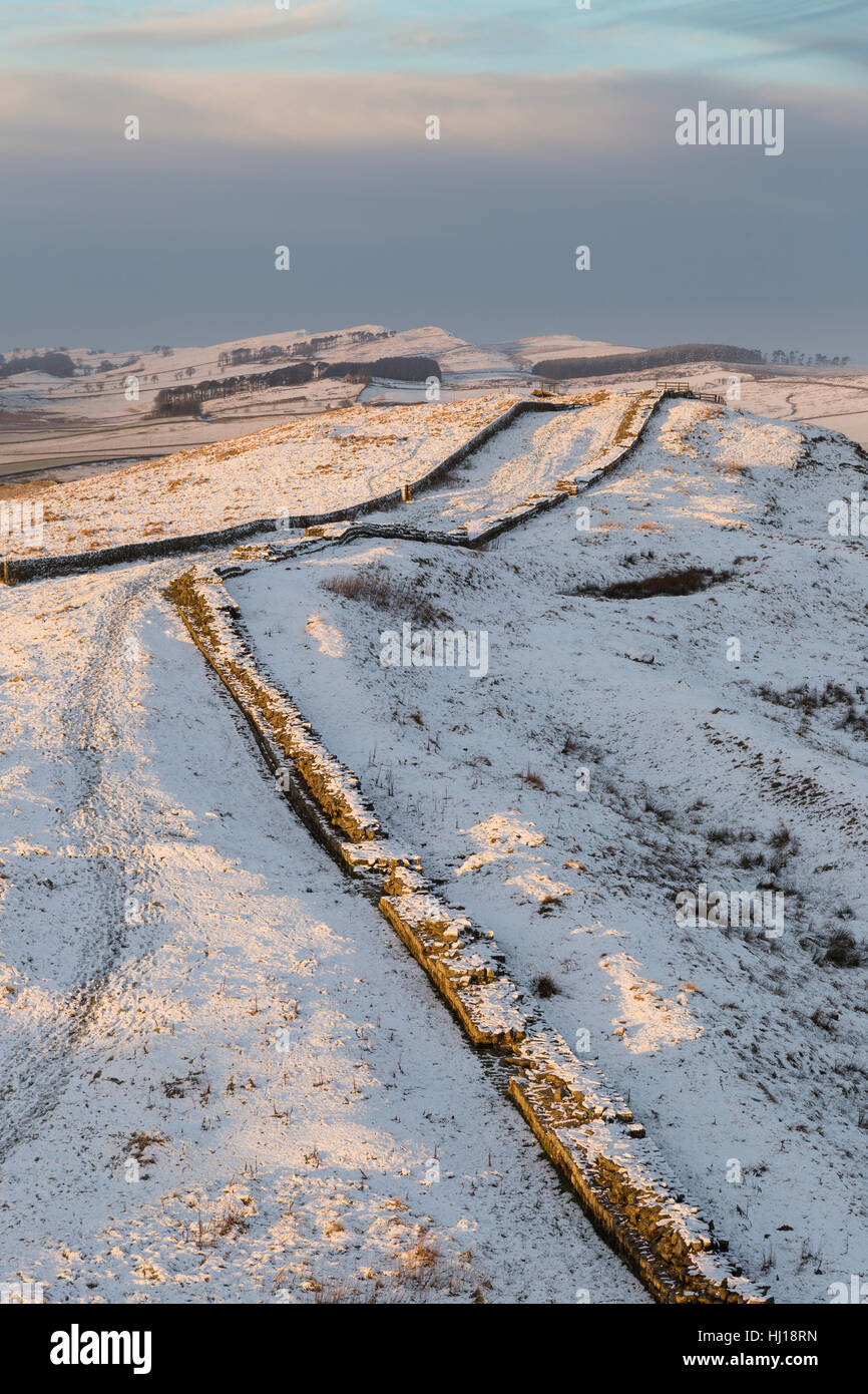 Mur d'Hadrien, sous une légère couche de neige : à l'ouest sur l'écart des TCA, vers les rochers Cawfield Banque D'Images