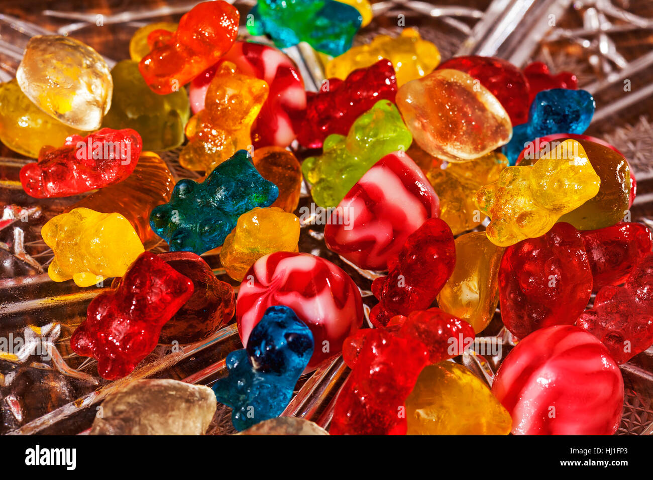 Décoration avec des bonbons en caoutchouc dans un bol en verre décoratif, note faible profondeur de champ Banque D'Images