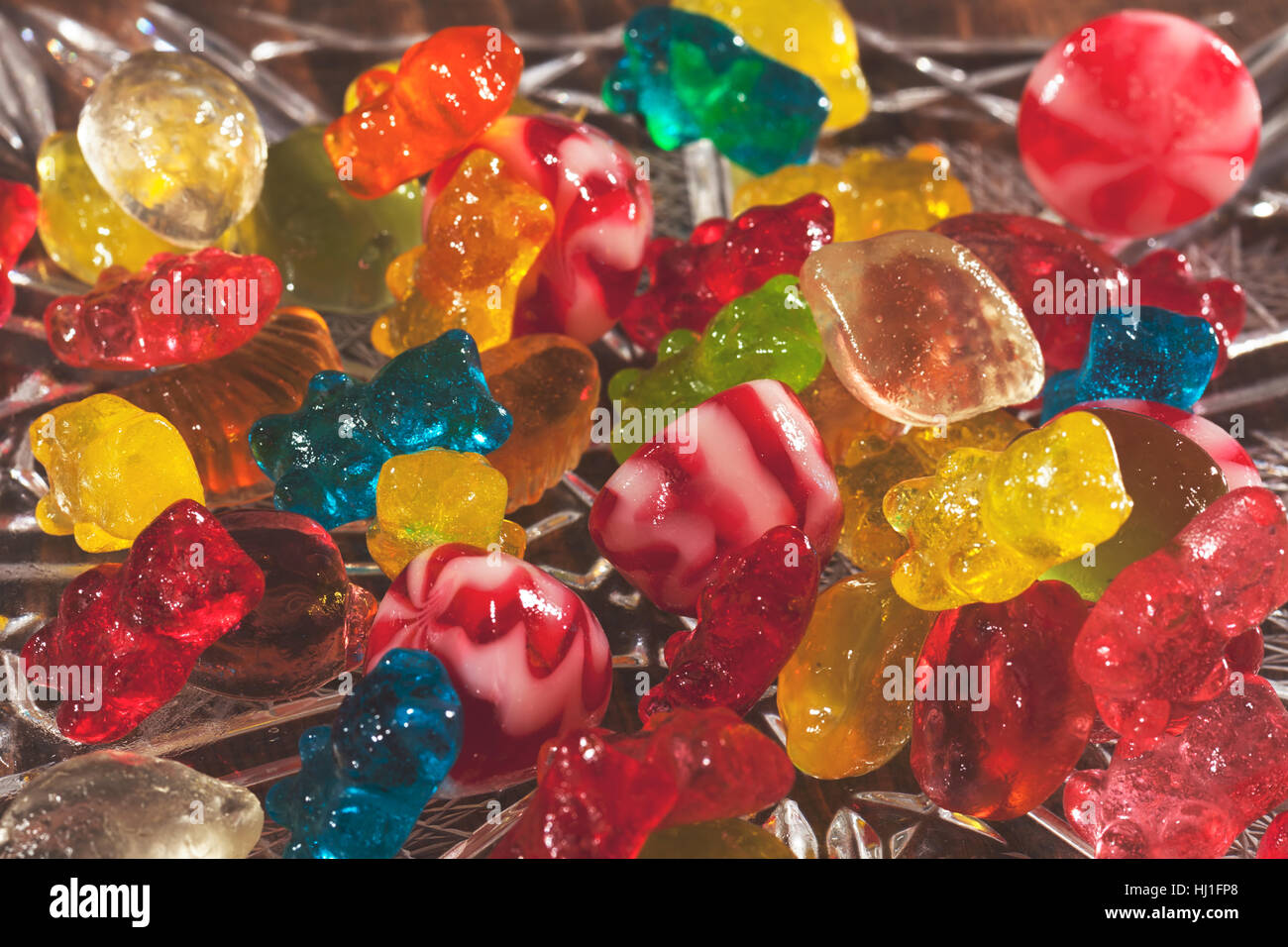 Décoration avec des bonbons en caoutchouc dans un bol en verre décoratif, note faible profondeur de champ Banque D'Images