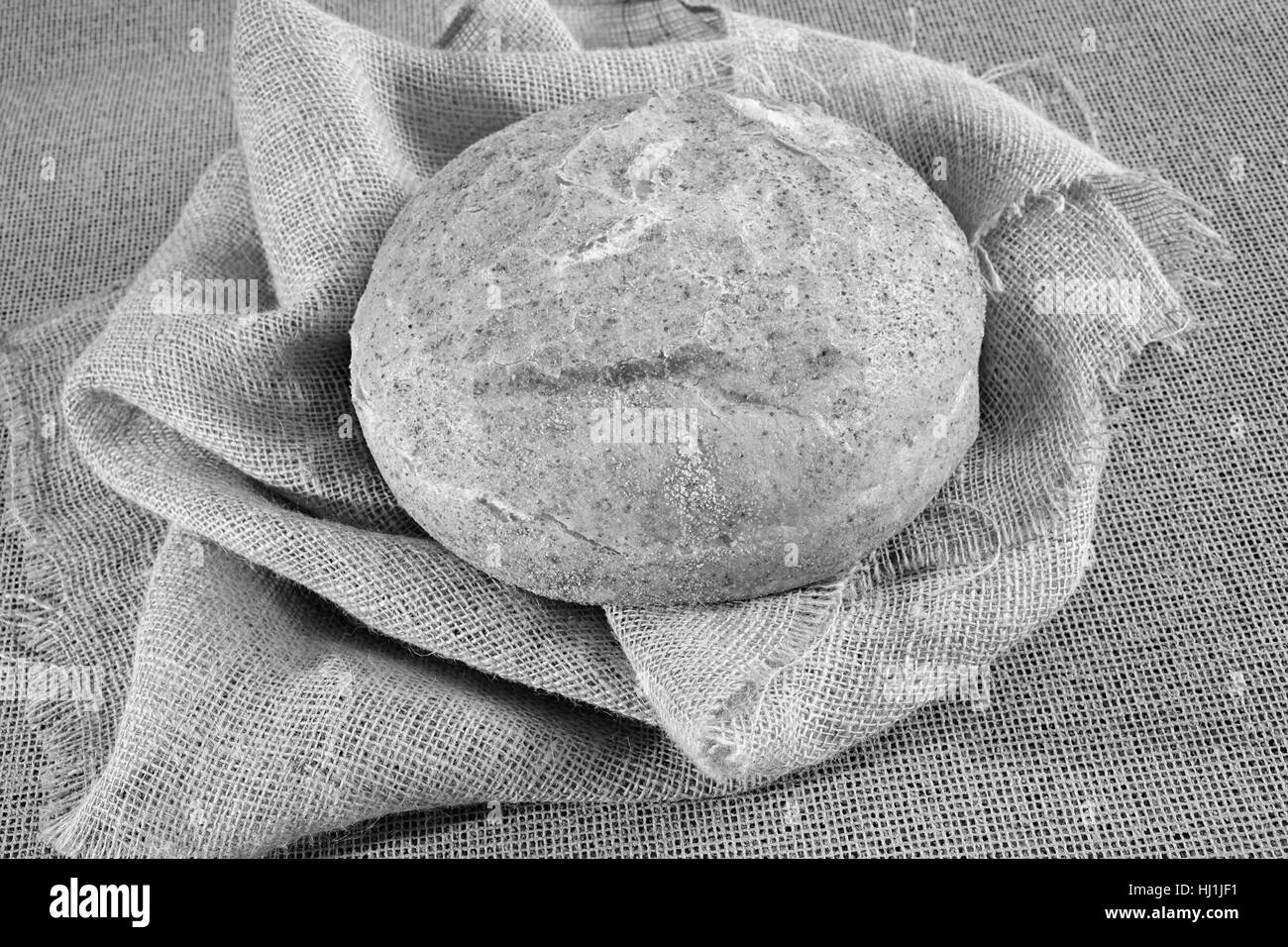 Pain de maïs ronde sur un tissu en lin, note faible profondeur de champ Banque D'Images