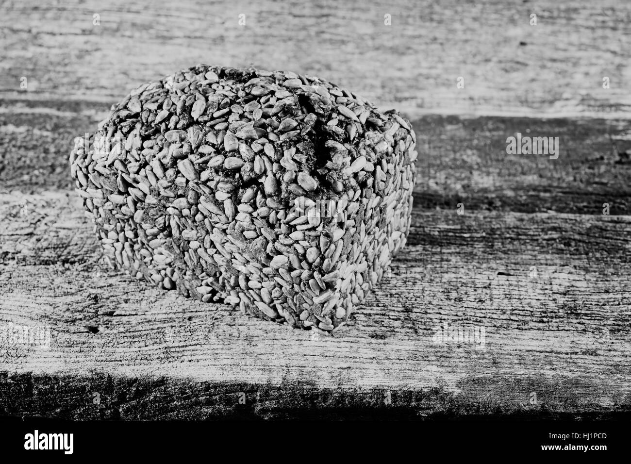 Le pain de seigle avec des graines de tournesol sur une planche en bois Banque D'Images