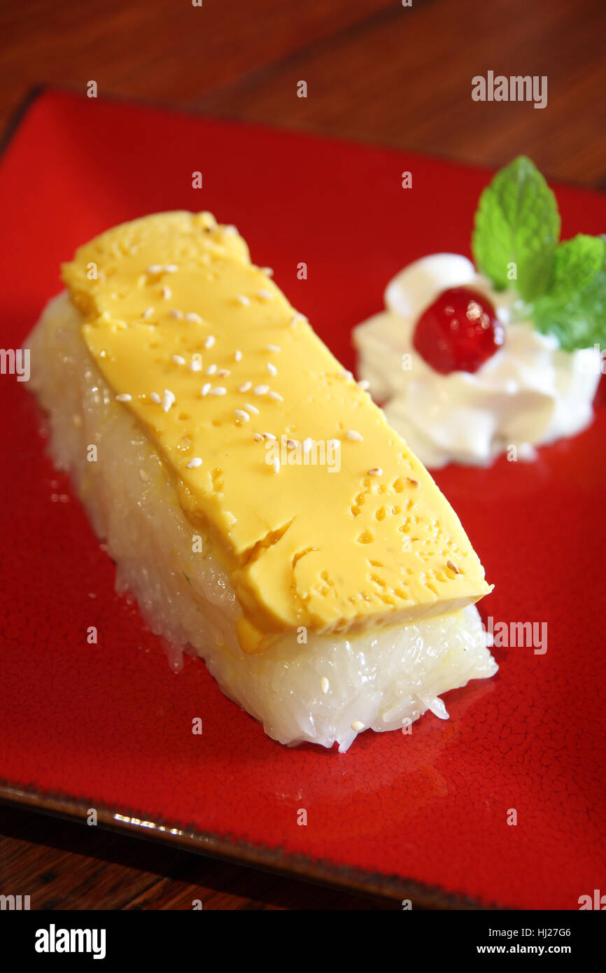 Dessert thaï riz collant avec oeuf crème anglaise Banque D'Images