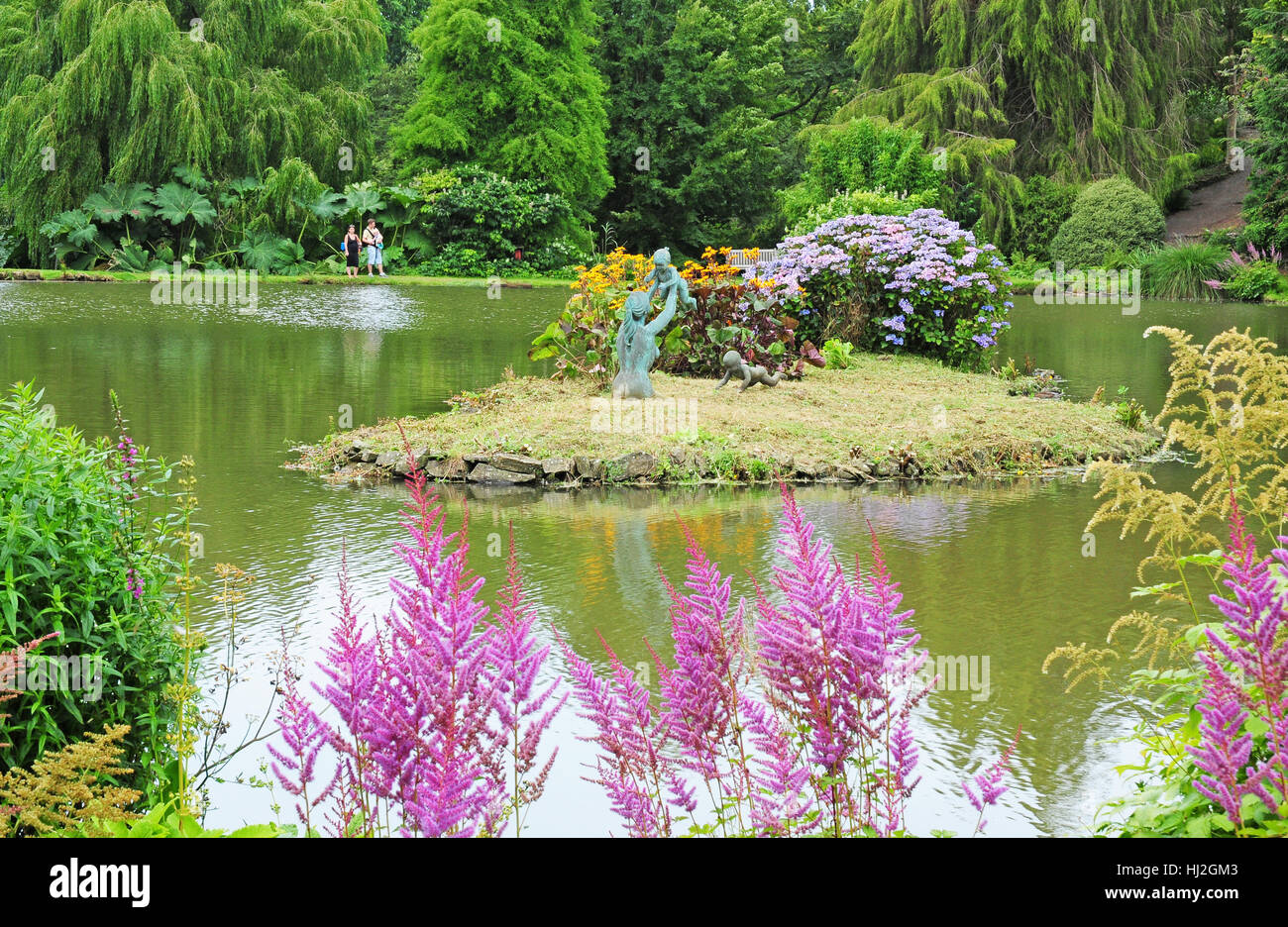 Lake et statue à Marwood Hill Gardens, North Devon, Août Banque D'Images