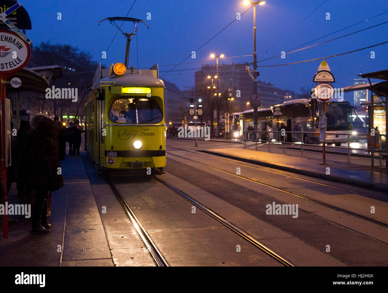Vienne, Autriche - 2 janvier 2016 : tramway touristique de Vienne, en anneau dans la nuit avec des gens qui attendent d'entrer en Banque D'Images