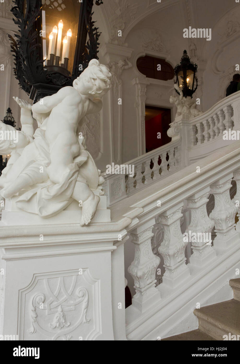 Vienne, Autriche - 1 janvier 2016 : Architectural de près de l'escalier blanc de Schloss Belvedere à Vienne, avec une statue en premier plan Banque D'Images