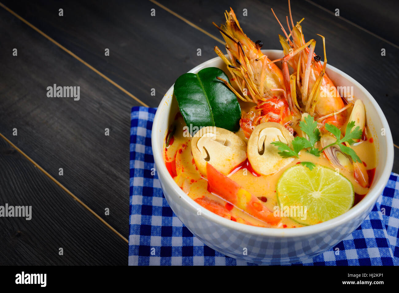 Libre Tom Yum Soup Bouquet ou soupe aigre épicée (Tom Yum Goong) sur table en bois avec nappe bleue, de l'alimentation locaux thaïlandais Banque D'Images