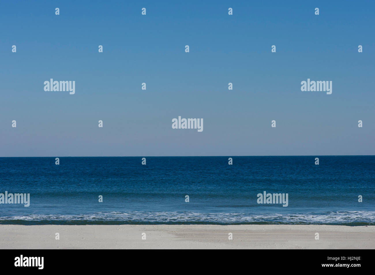 Une vue sur la plage avec un ciel bleu clair au-dessus de l'océan Atlantique. Banque D'Images