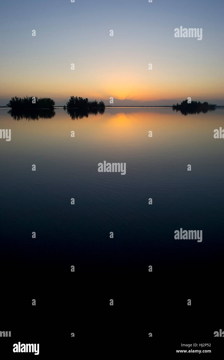 Un calme le lever du soleil sur la navigation intérieure avec quelques petites îles. Banque D'Images
