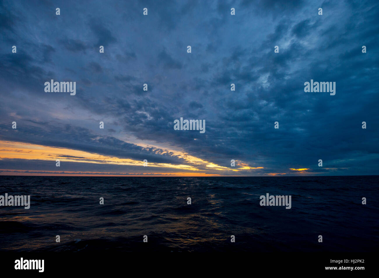 Un ciel dégagé lever du soleil sur l'océan Atlantique. Banque D'Images