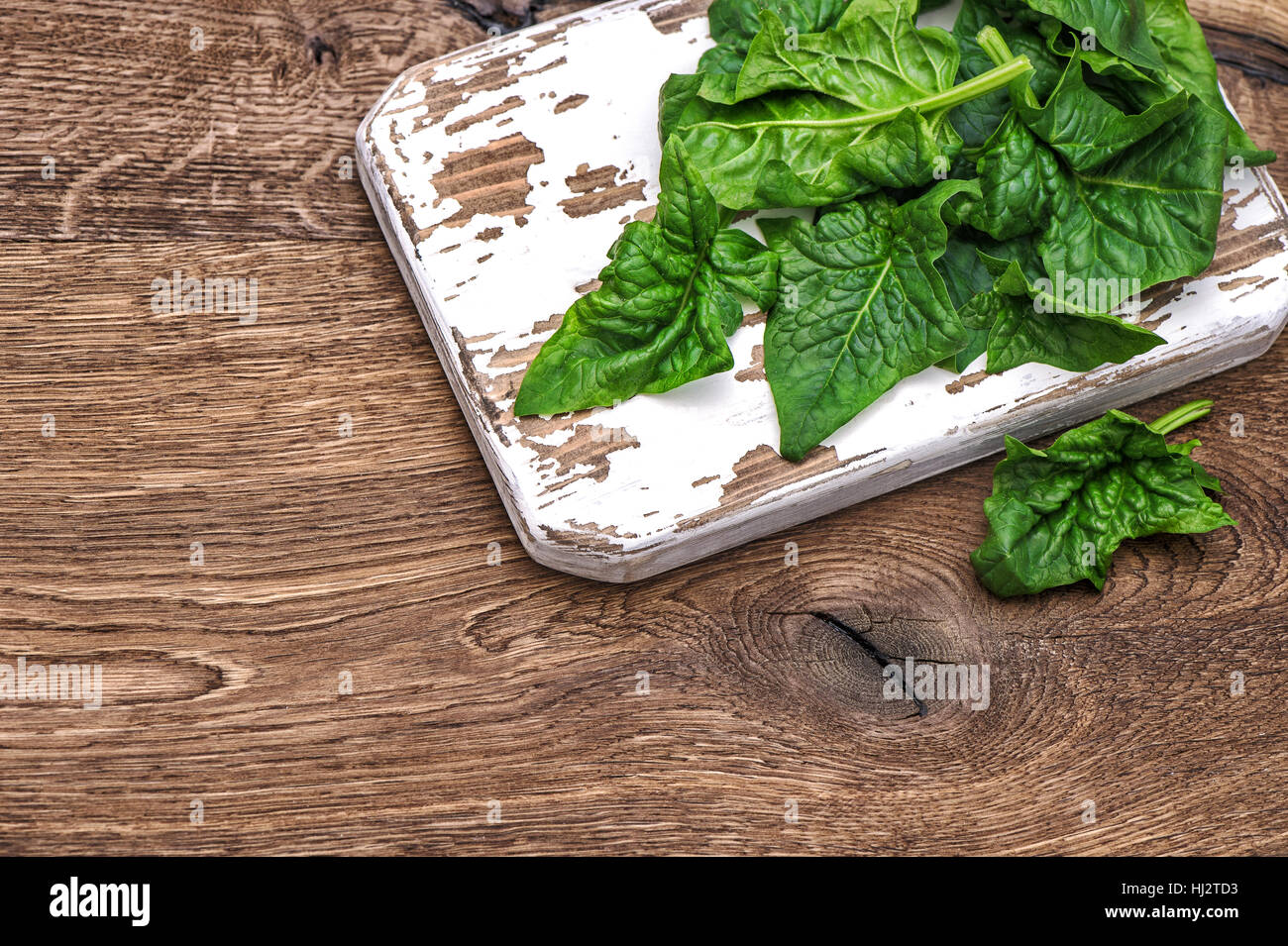 Épinards frais vert sur fond de cuisine rustique. Aliments biologiques sains Banque D'Images