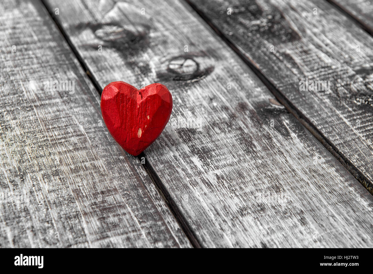 Cœur rouge sur fond de bois. La Saint-Valentin et l'amour concept Banque D'Images