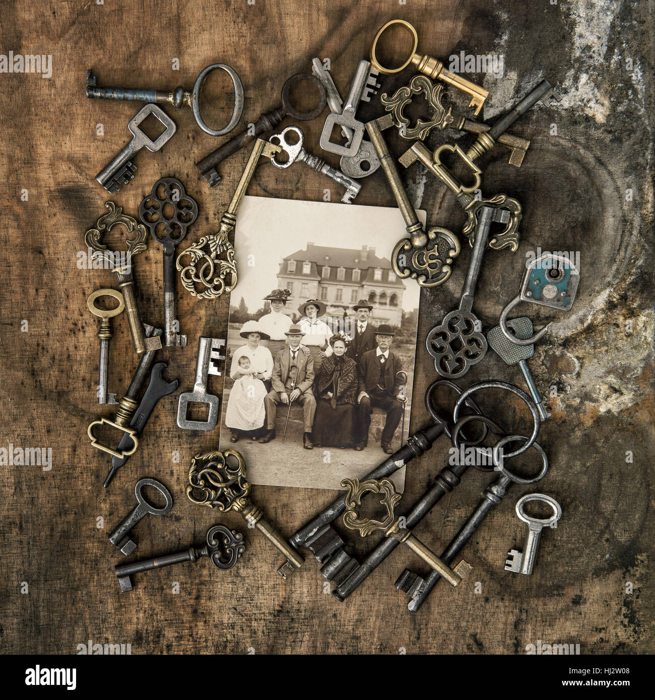 Vintage photo portrait de famille avec chambre sur l'arrière-plan. Anciennes clés sur la texture en bois Banque D'Images