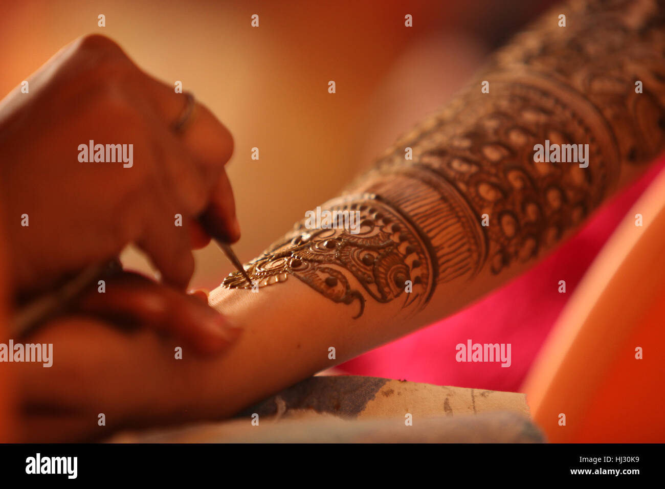 Un artiste de faire une belle ou henné mehendi design sur la main d'une femme indienne. Banque D'Images