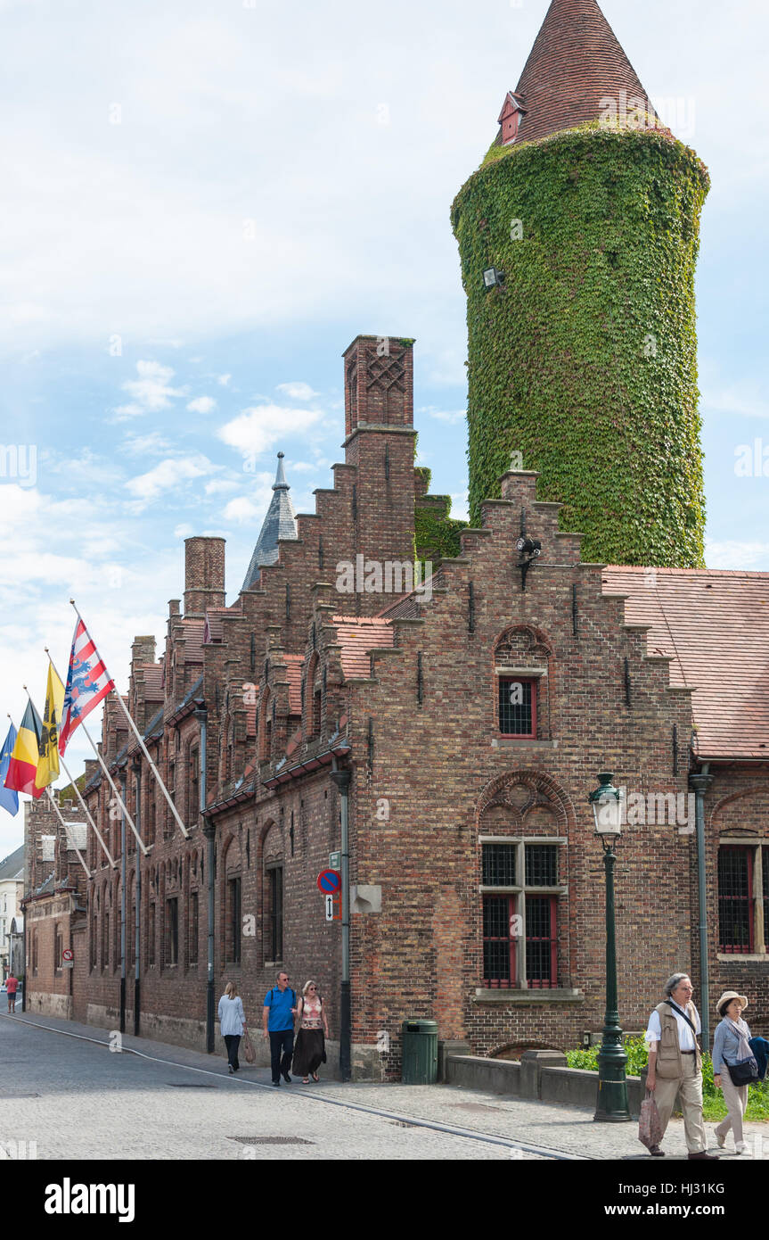 Le musée Gruuthuse et sa tour couverte de lierre, Bruges, Belgique Banque D'Images