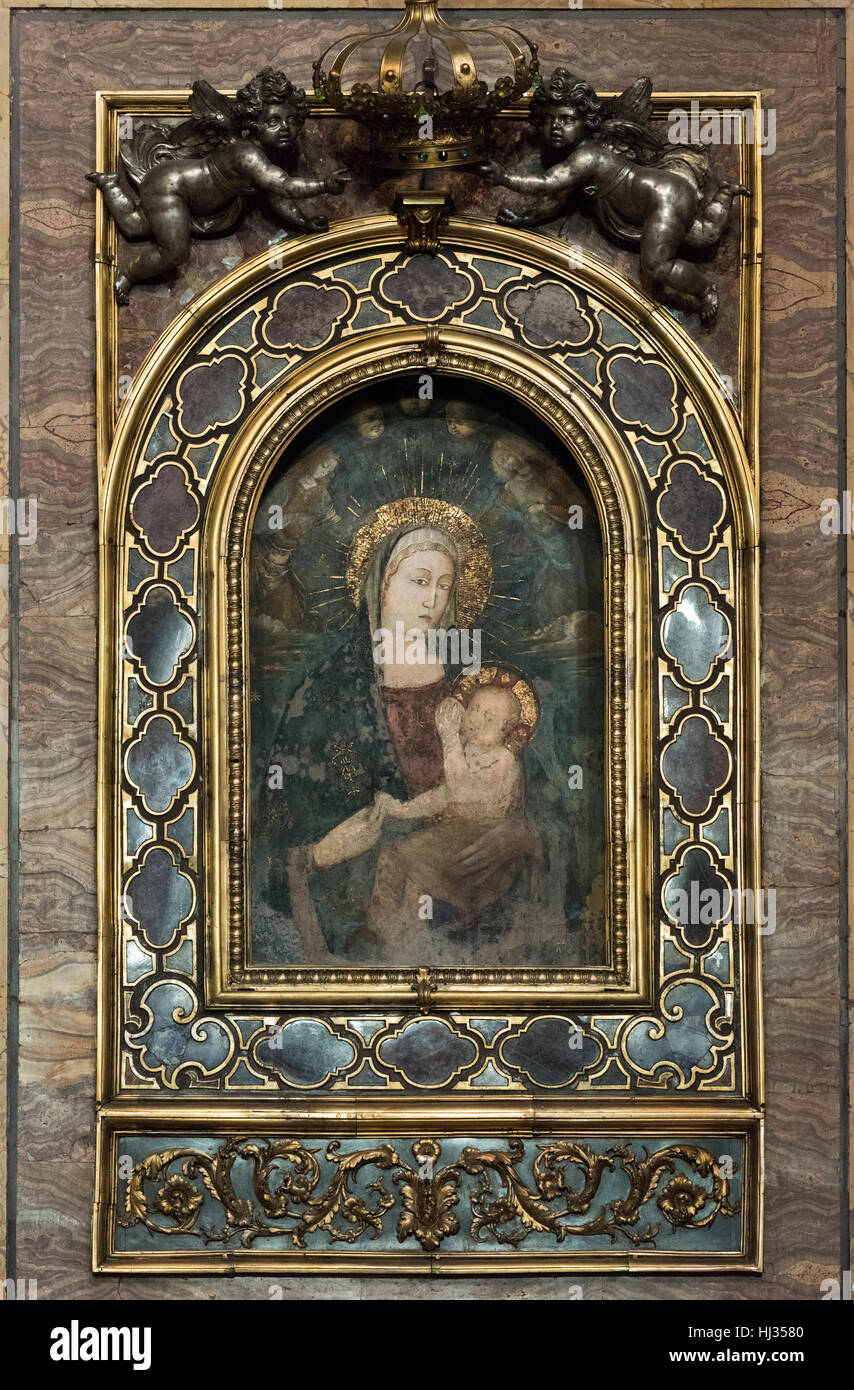 Rome. L'Italie. Icône de la Vierge et l'enfant sur l'autel, église de Santa Maria della Pace. Banque D'Images