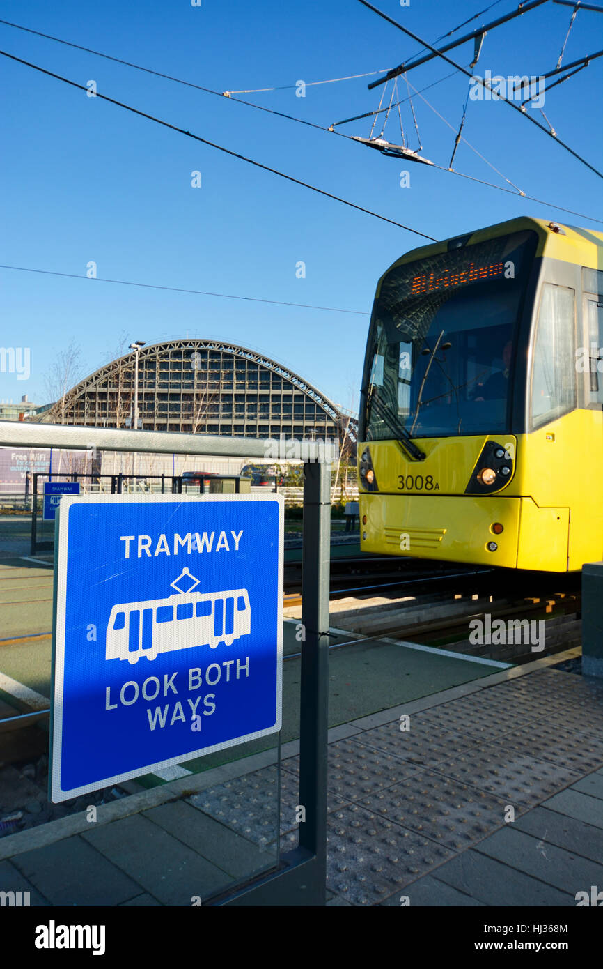 Système de métro léger de tramway Metrolink approchant la gare Deansgate à Manchester en Angleterre. Banque D'Images