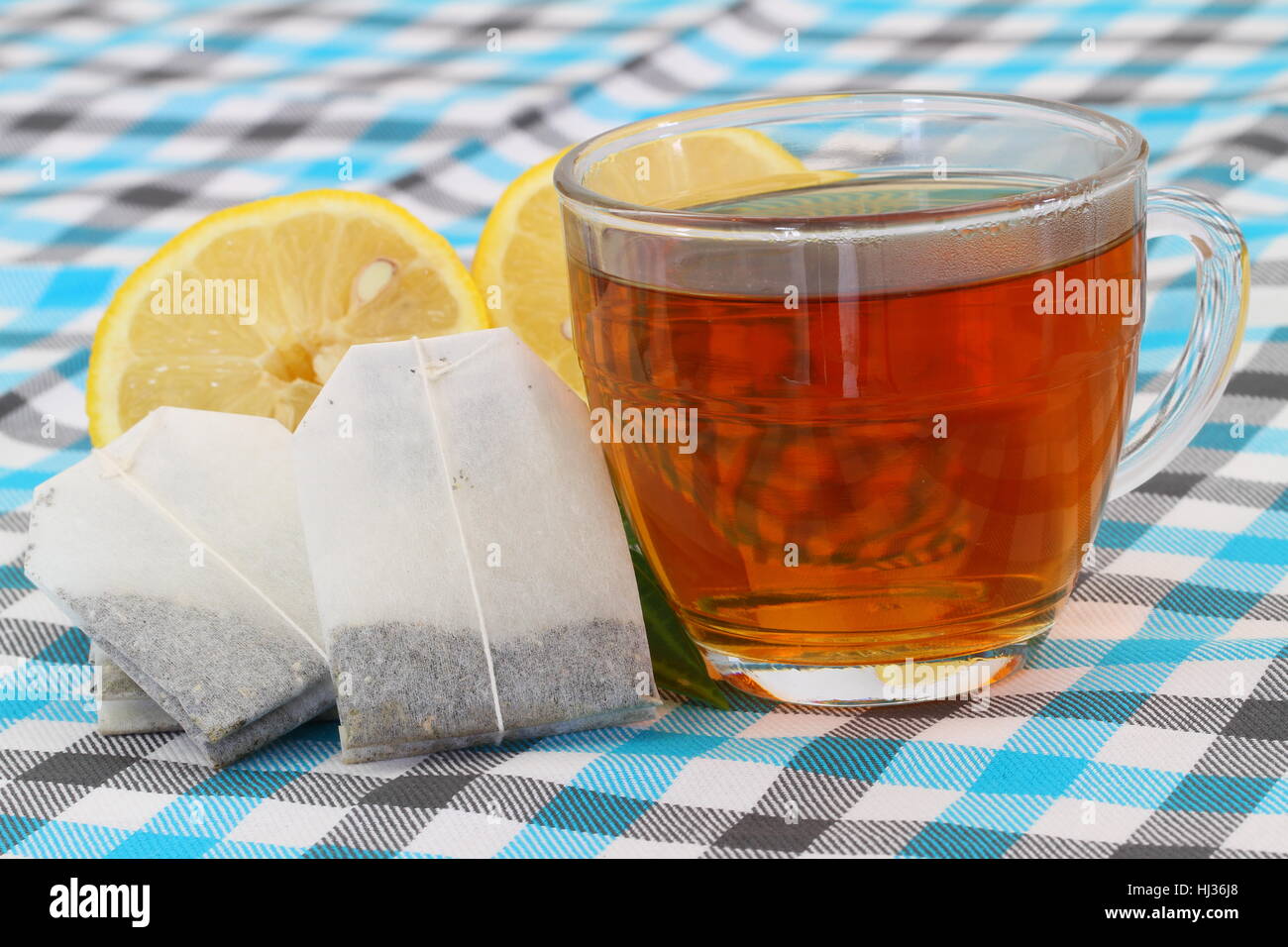 Avec un plateau en verre transparent, sachets de thé et de citron Banque D'Images