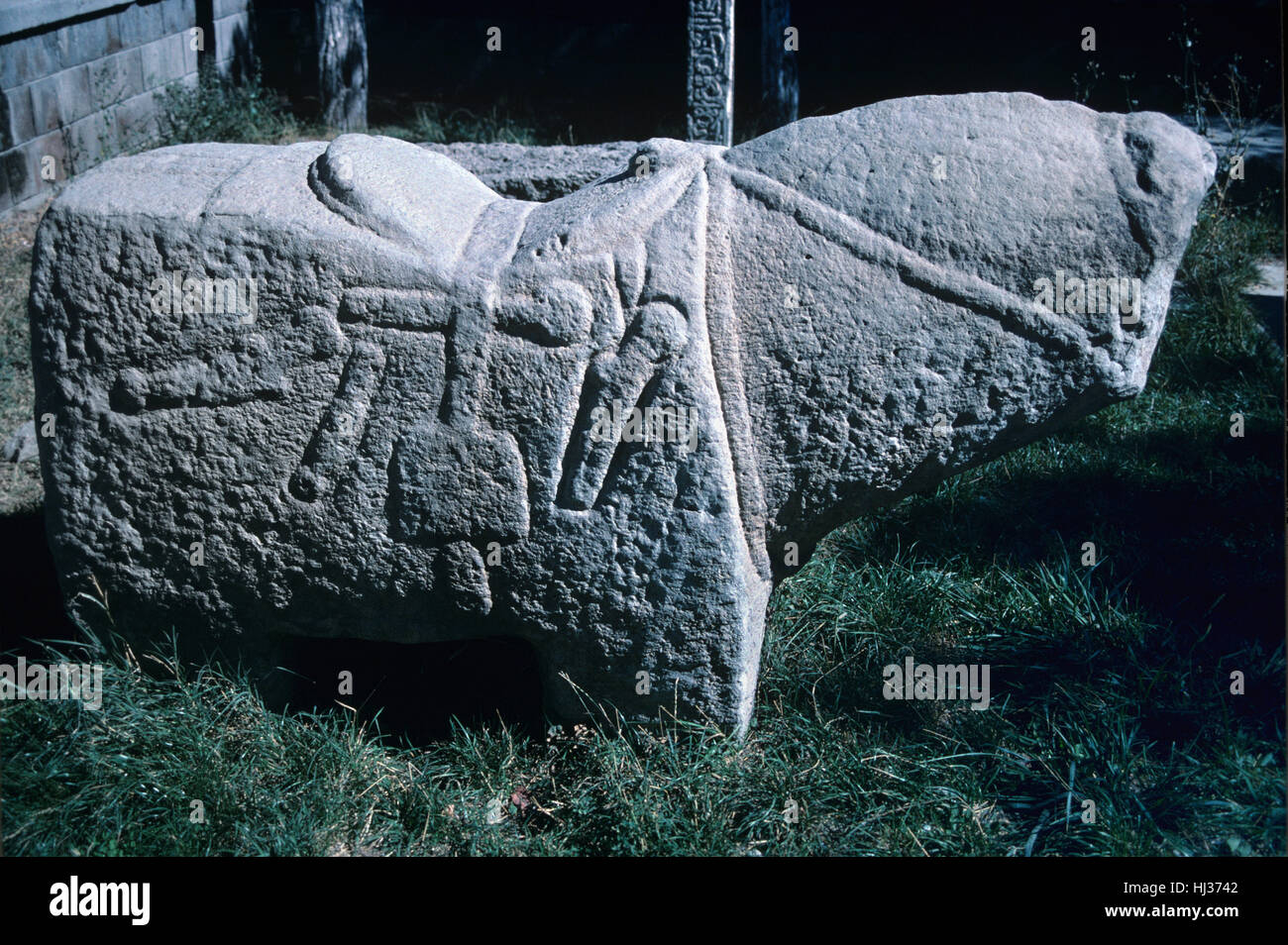 Cheval en pierre taillée, sculptée avec selle, étriers et faisceau, un Urartian sculptures funéraires de l'âge du Fer Urarta Civilisations (c8th-c6thBC), autour de Van Turquie Banque D'Images