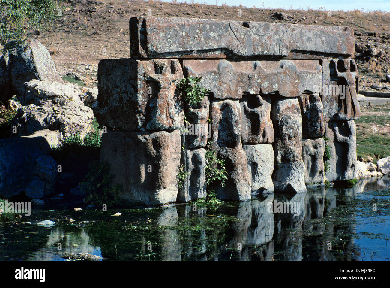 'Culte Hittite Mavi Ev Pinar' ou 'Printemps' de Platon , un ancien monument Stone-Carved Hittite et de culte, près de Duras, Anatolie centrale, Turquie Banque D'Images