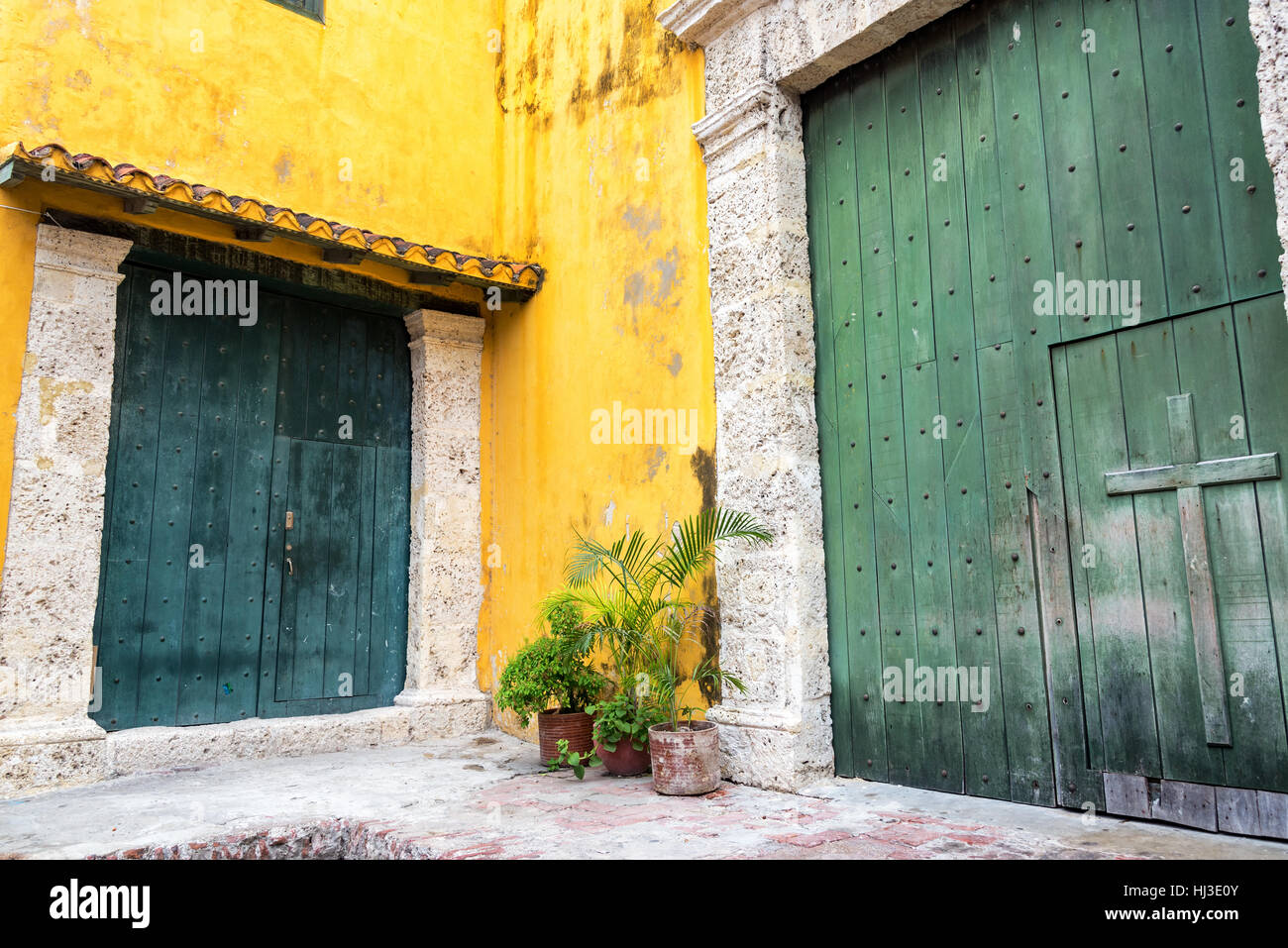 De grandes portes vertes à entrer dans l'église sur la Trinité Plaza à Carthagène, Colombie Banque D'Images