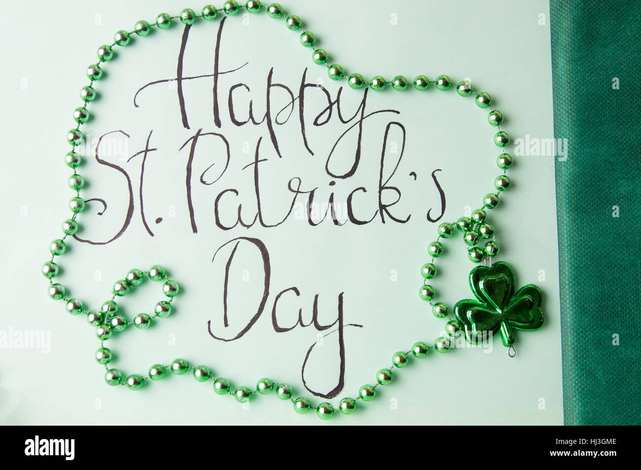 Happy St Patrick day carte calligraphie et accessoires vert Banque D'Images