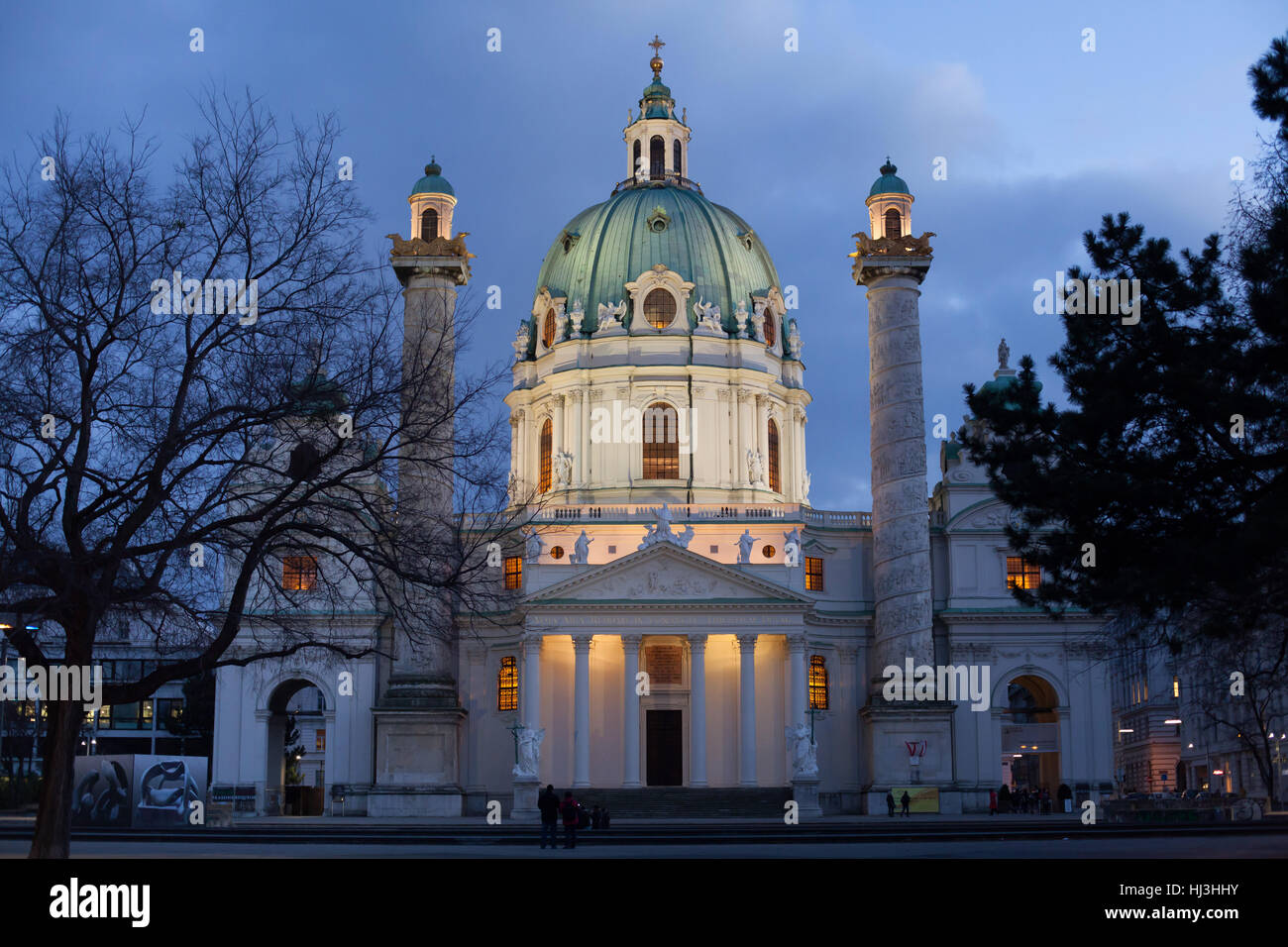 Karlskirche (St. Charles's Church) conçu par l'architecte baroque autrichien Johann Bernhard Fischer von Erlach dans la Karlsplatz à Vienne, Autriche. Banque D'Images