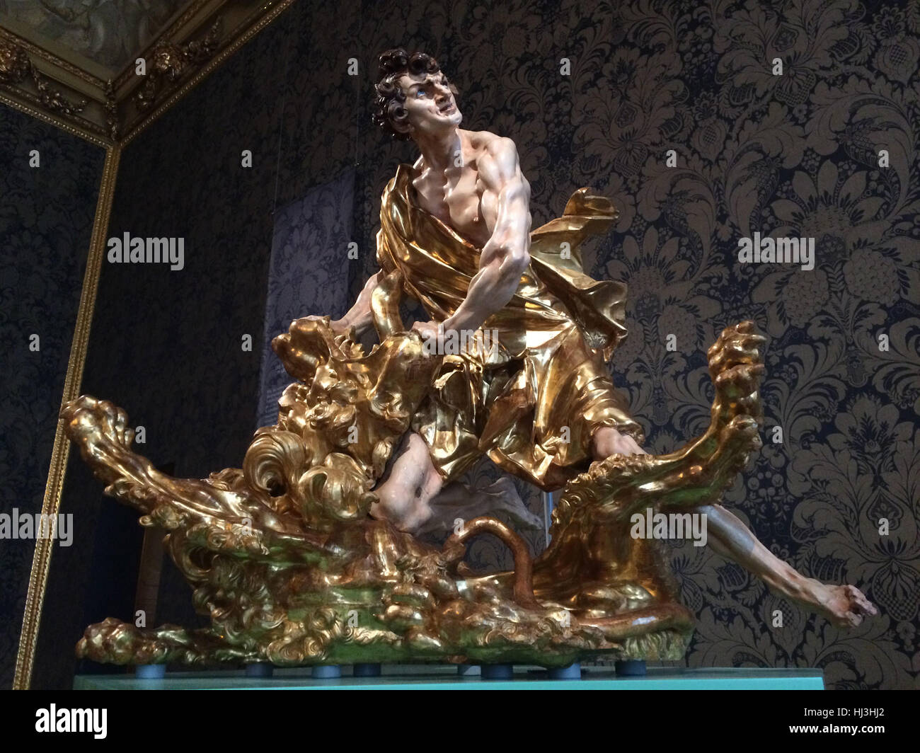 Le lion déchirant Samson (1758). Statue en bois de couleur dorée et par sculpteur baroque Johann Georg Pinsel sur l'affichage lors de l'exposition en l'Winterpalais à Vienne, Autriche. La statue a été une partie de l'autel principal dans une église paroissiale du village d'Hodowica près de Lviv, Ukraine. L'exposition consacrée à sculpteur baroque Johann Georg Pinsel active dans la Ruthénie Rouge (puis en Pologne, aujourd'hui Ukraine) de la collection de la galerie nationale d'Art de Lviv s'exécute jusqu'au 12 février 2017. Banque D'Images Le lion déchirant Samson (1758). Statue en bois de couleur dorée et par sculpteur baroque Johann Georg Pinsel sur l'affichage lors de l'exposition en l'Winterpalais à Vienne, Autriche. La statue a été une partie de l'autel principal dans une église paroissiale du village d'Hodowica près de Lviv, Ukraine. L'exposition consacrée à sculpteur baroque Johann Georg Pinsel active dans la Ruthénie Rouge (puis en Pologne, aujourd'hui Ukraine) de la collection de la galerie nationale d'Art de Lviv s'exécute jusqu'au 12 février 2017. Banque D'Images