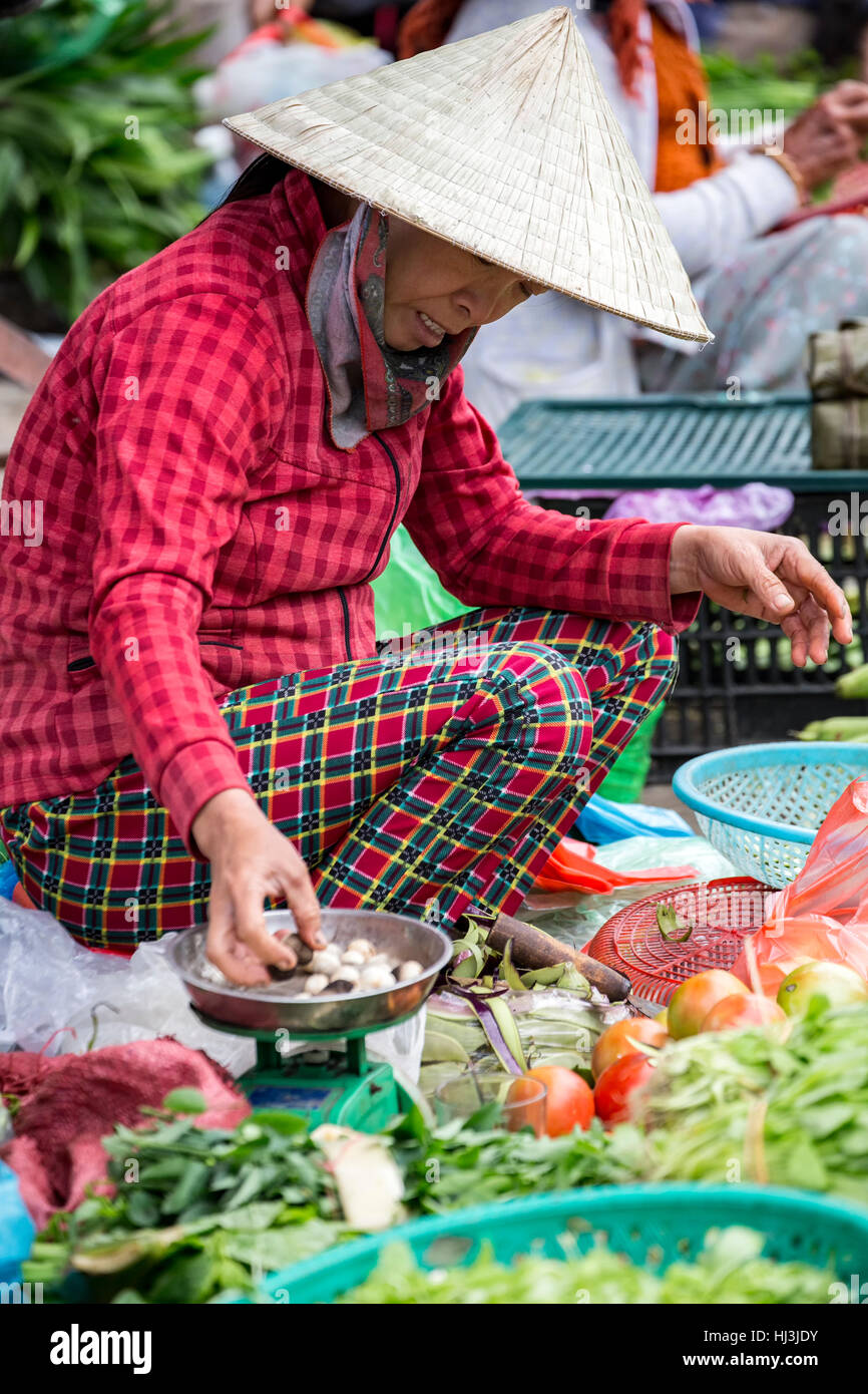 La vente du vendeur femme légumes frais, marché, Hoi An, Vietnam Banque D'Images