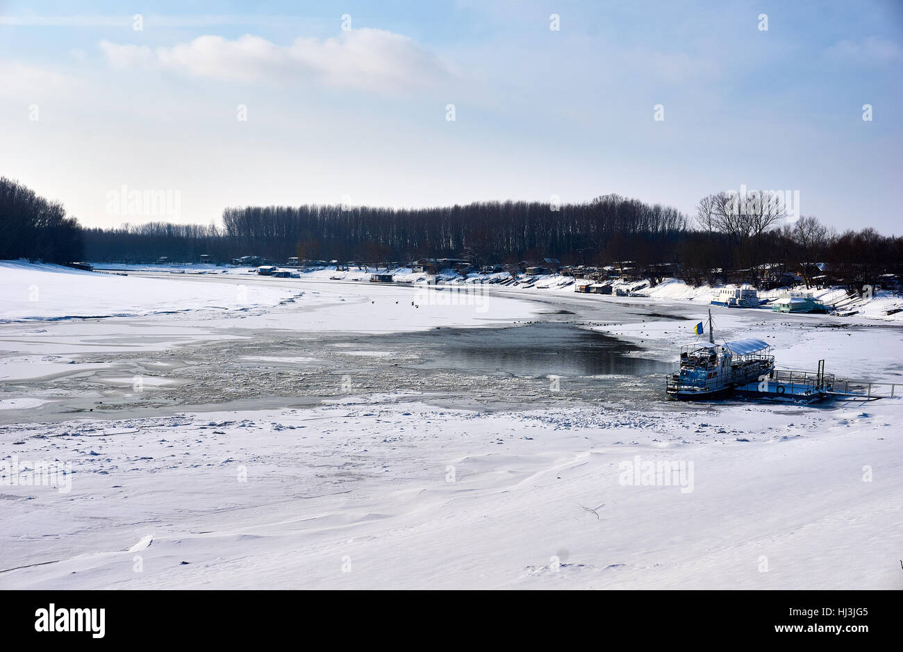 Des scènes d'hiver avec des enfants heureux et étonnante nature pure beauté de la neige Banque D'Images