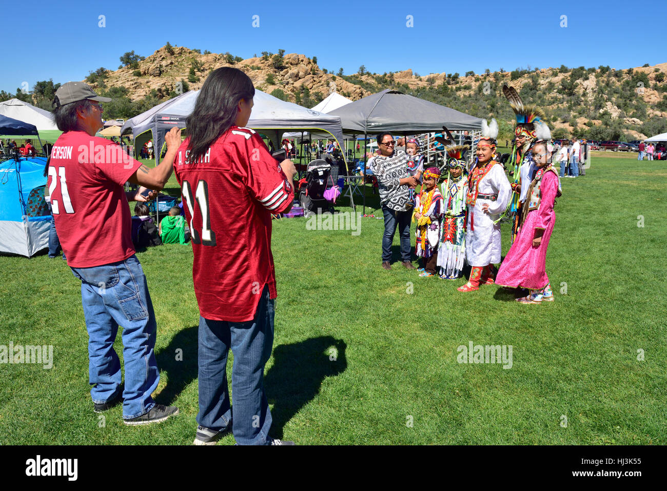 Les Indiens navahos de prendre des photos de famille à Prescott Inter-tribal Arizona Pow Wow Banque D'Images