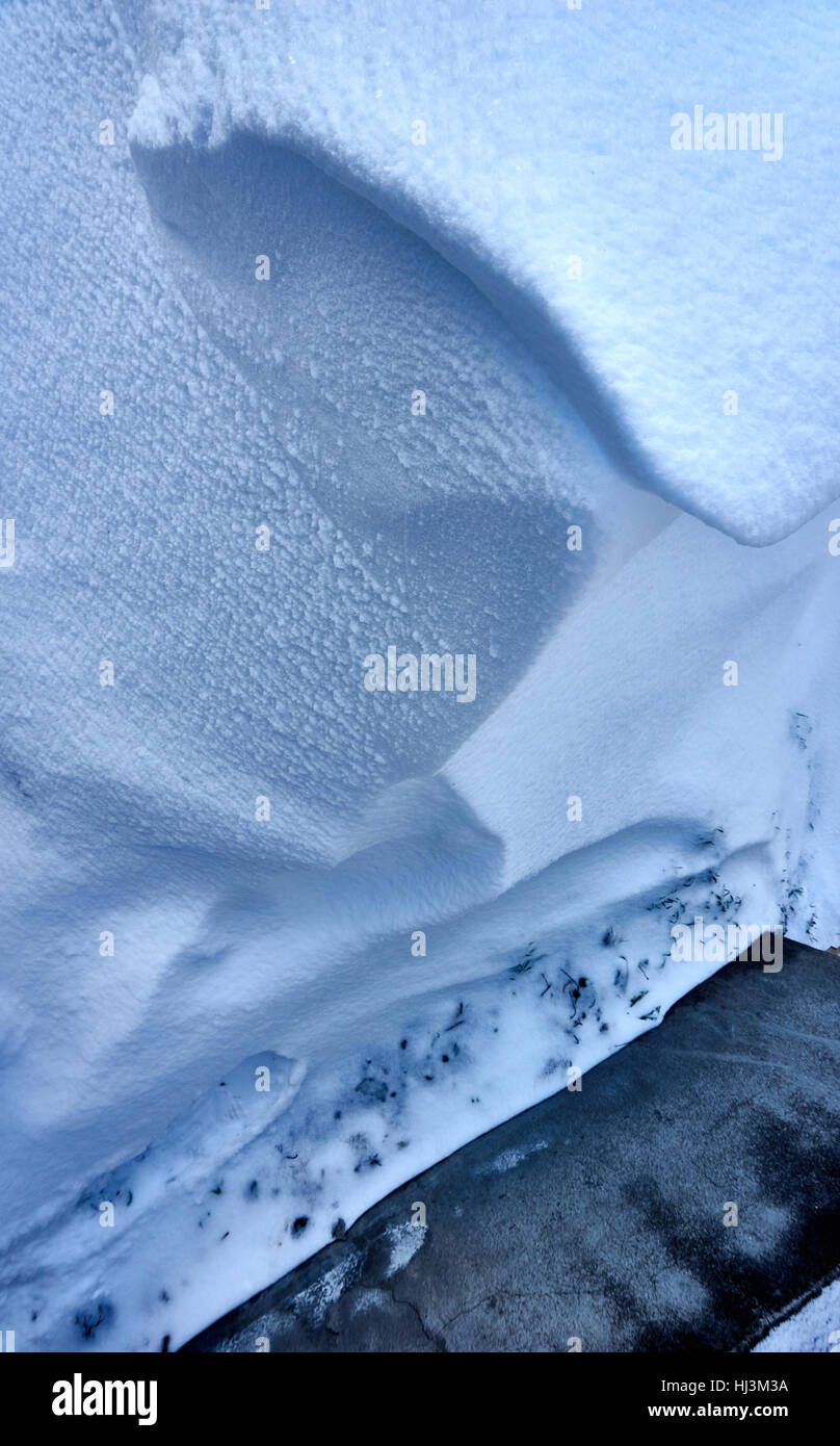 Des scènes d'hiver avec des enfants heureux et étonnante nature pure beauté de la neige Banque D'Images