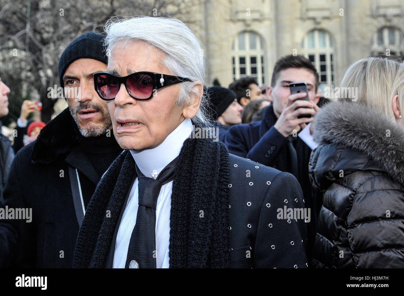 Paris, France. 21 Jan, 2017. Styliste Karl Lagerfeld est vu en arrivant  chez Dior Fashion Show au cours de la Fashion Week de Paris Crédit :  Gaetano Piazzolla/Pacific Press/Alamy Live News Photo