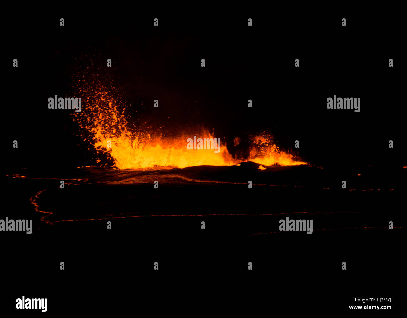 Explosion de lave actives à l'intérieur du cratère Halemaumau la nuit, Kilauea Volcano, Volcanoes National Park, Hawaii, USA Banque D'Images