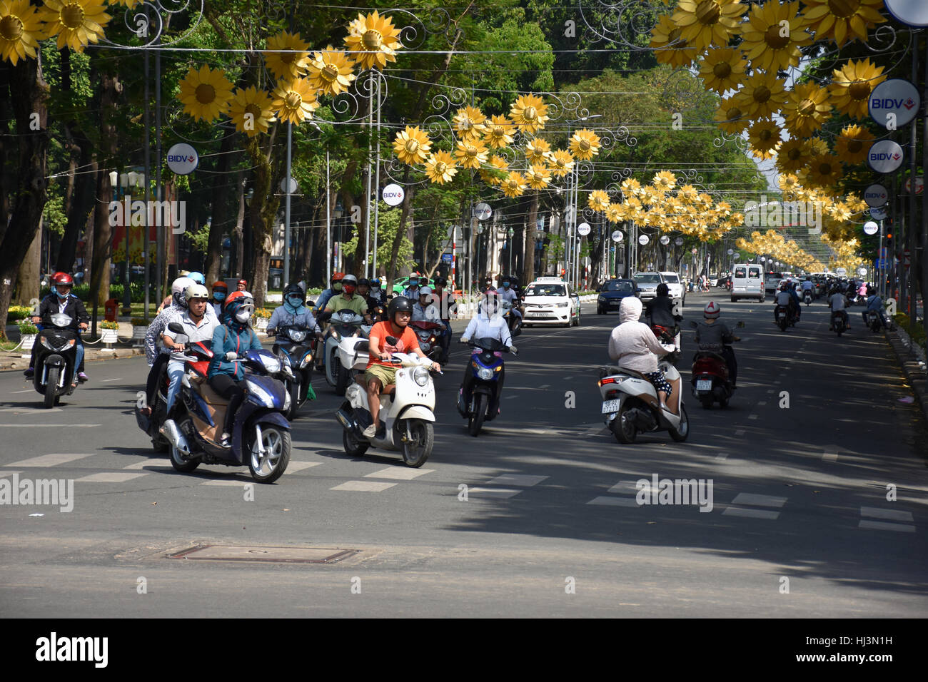 Les scooters et décoration florale chez le Douen Boulevard, Ho Chi Minh City, Vietnam Banque D'Images