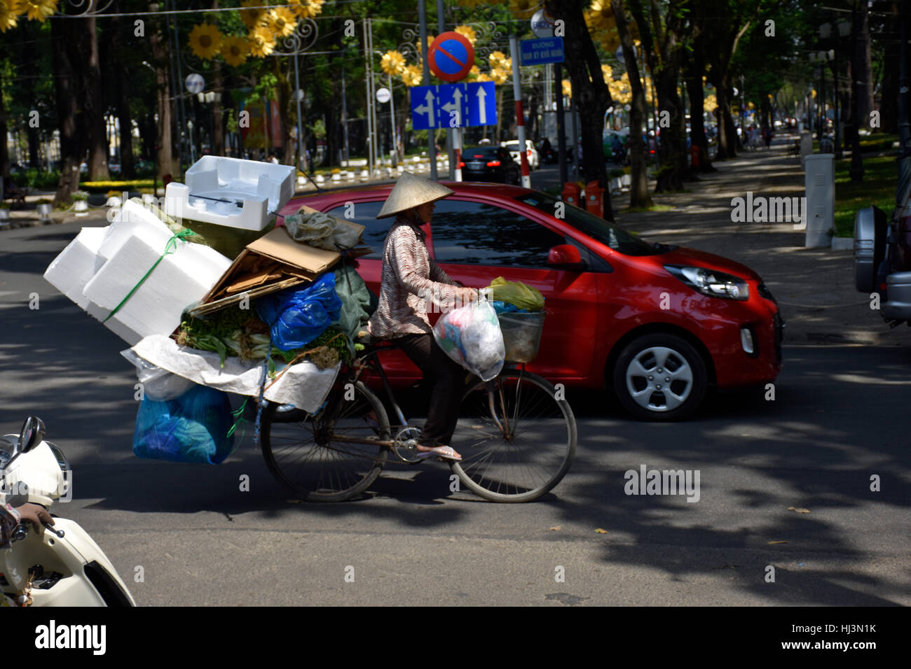 Vietnamienne sur un vélo, le Douen Boulevard, Ho Chi Minh City, Vietnam Banque D'Images