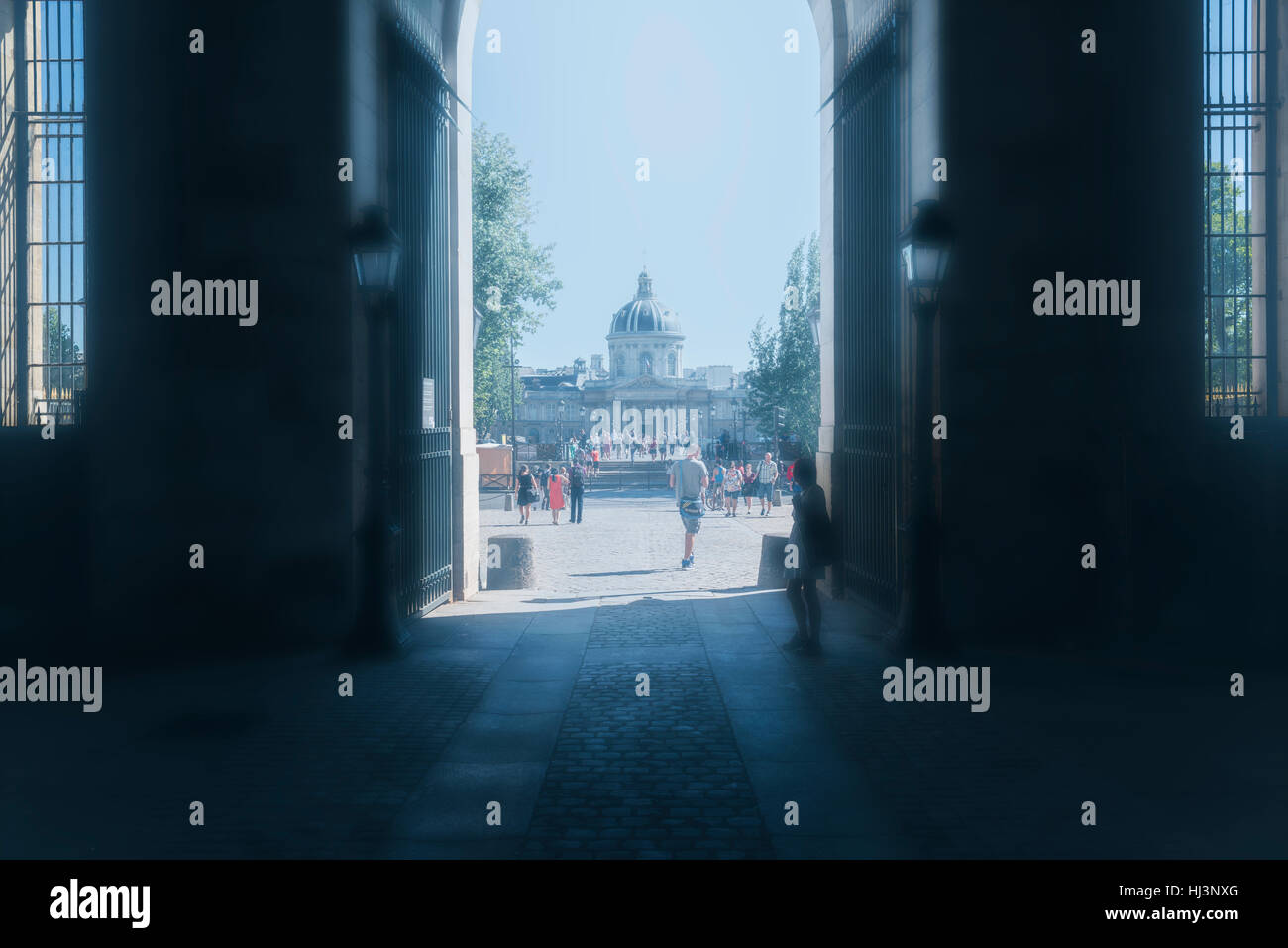Ciel voilé vue de tunnel dans les rues de Paris Banque D'Images