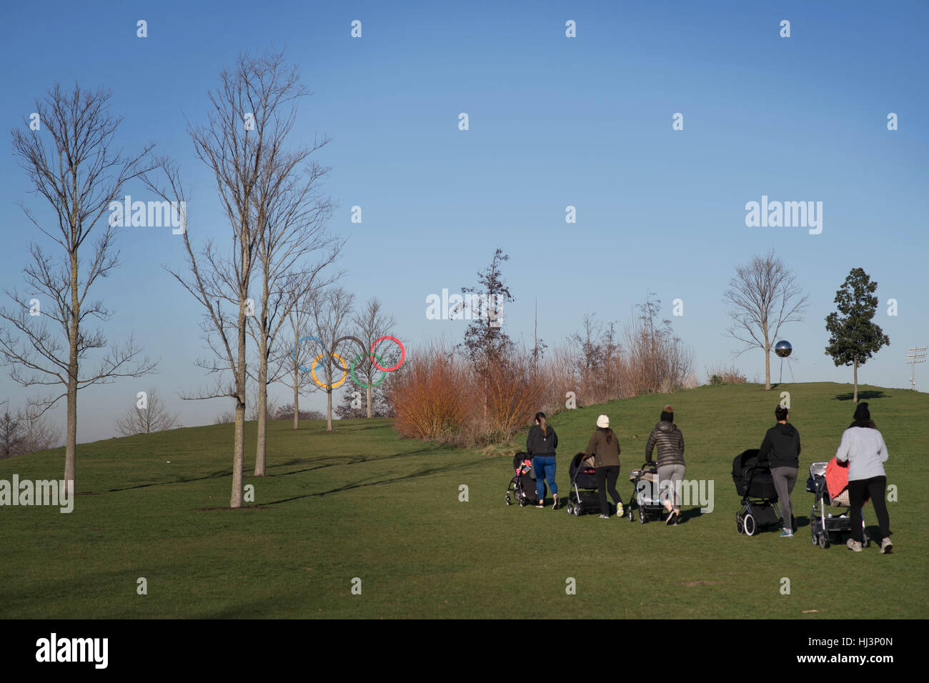 Un groupe de mères poussent leurs bébés dans des poussettes au Queen Elizabeth Olympic Park à Stratford, l'Est de Londres. La London Legacy Development Corporation a établi un plan ambitieux visant à régénérer la zone autour du site des Jeux Olympiques de 2012, la création d'un mélange d'habitations, locaux professionnels et équipements publics. Banque D'Images