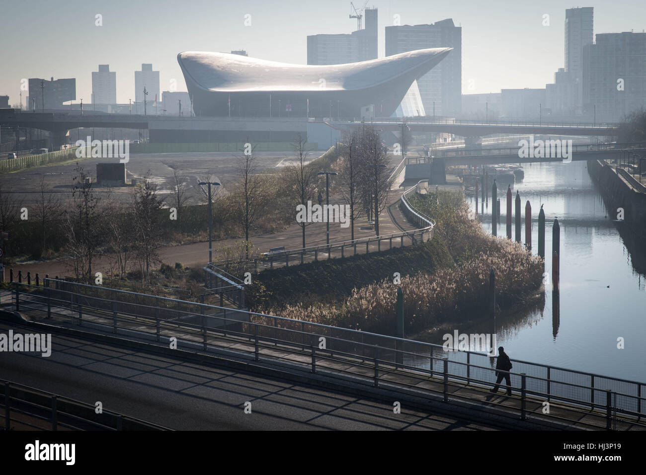 Terrain clôturé pour le développement près de l'Aquatics Centre de Londres au Queen Elizabeth Olympic Park à Stratford, l'Est de Londres. La London Legacy Development Corporation a établi un plan ambitieux visant à régénérer la zone autour du site des Jeux Olympiques de 2012, la création d'un mélange d'habitations, locaux professionnels et équipements publics. Banque D'Images