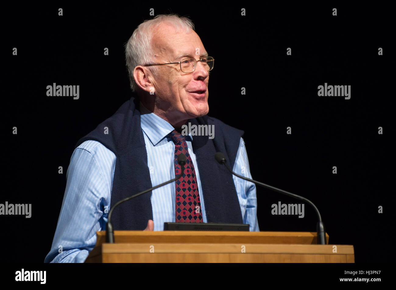 Sir Ian Clark Bois GBE est un homme d'affaires écossais. Il est surtout connu pour son travail dans l'industrie pétrolière de la mer du Nord avec le Groupe de bois Banque D'Images